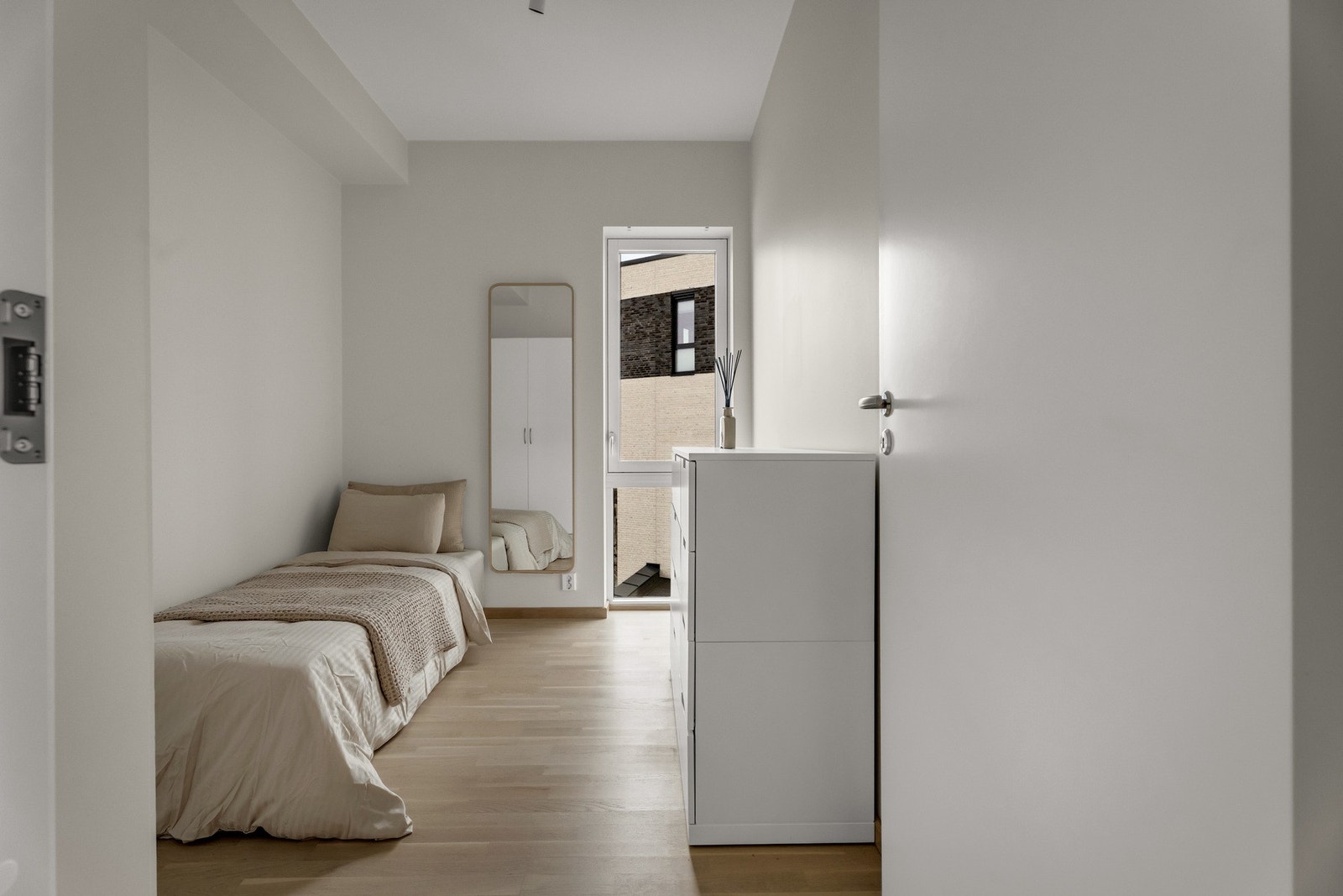 Vegg i vegg med badet ligger det et fint soverom på 7,5 kvadrat. Galleribilde