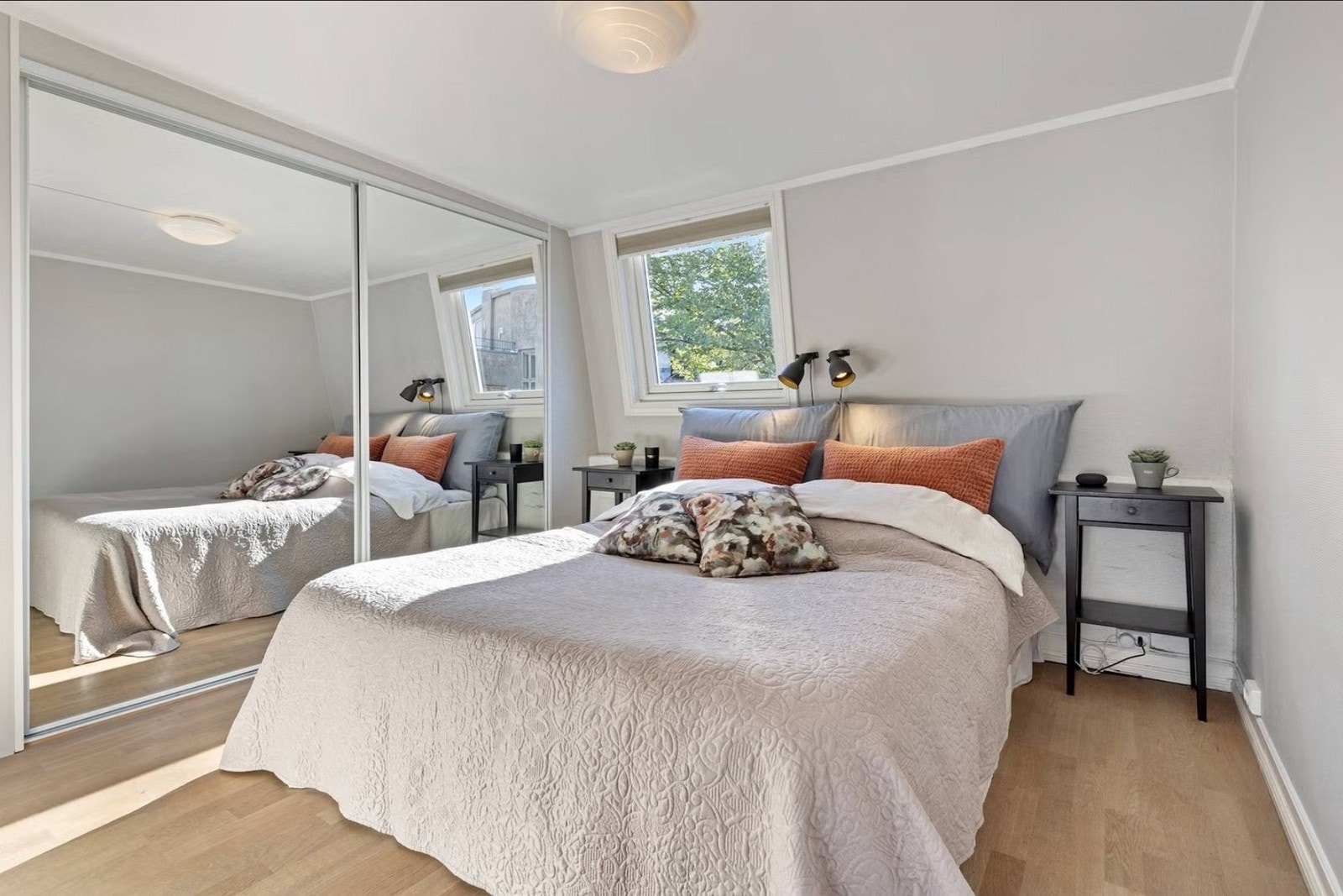 Hoverdsoverommet har en stor skyvedørsgarderobe og god plass til dobbeltseng. Galleribilde