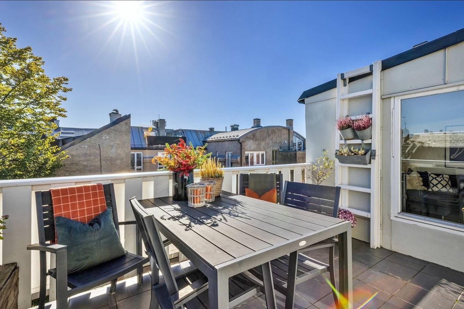 Usjenert privat takterrasse på ca. 10 kvm med gode solforhold. Galleribilde
