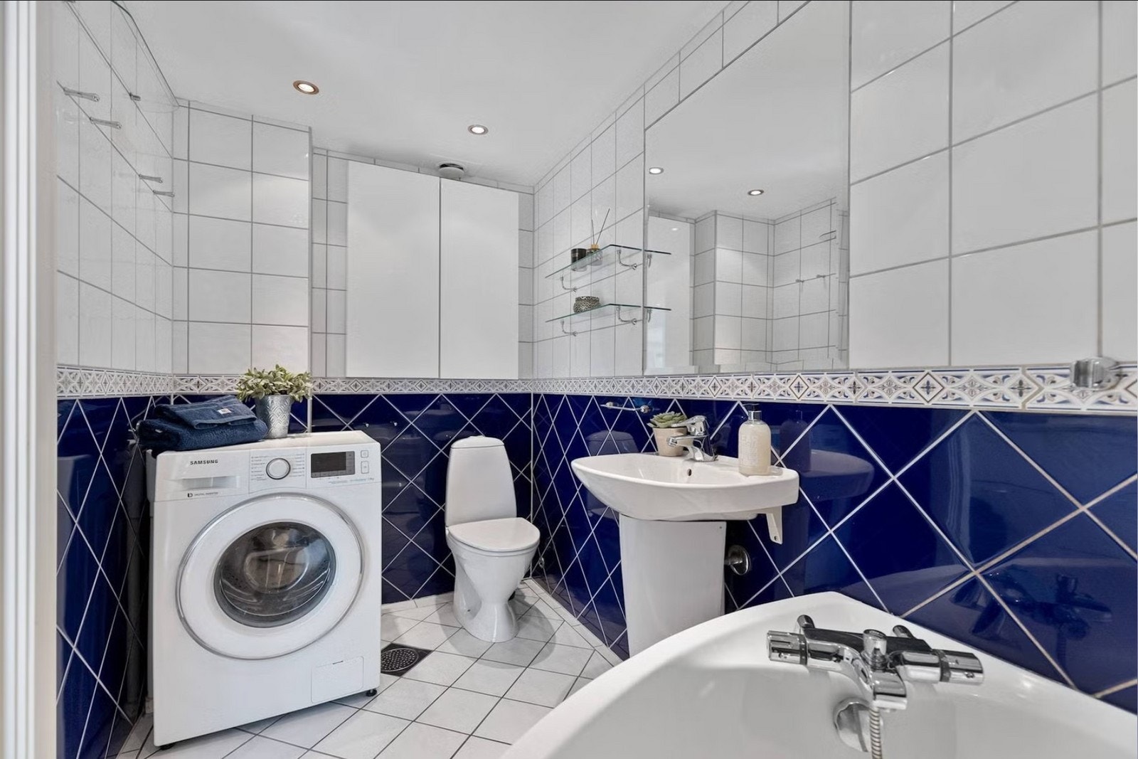 Badet er romslig med vaskemaskin Galleribilde
