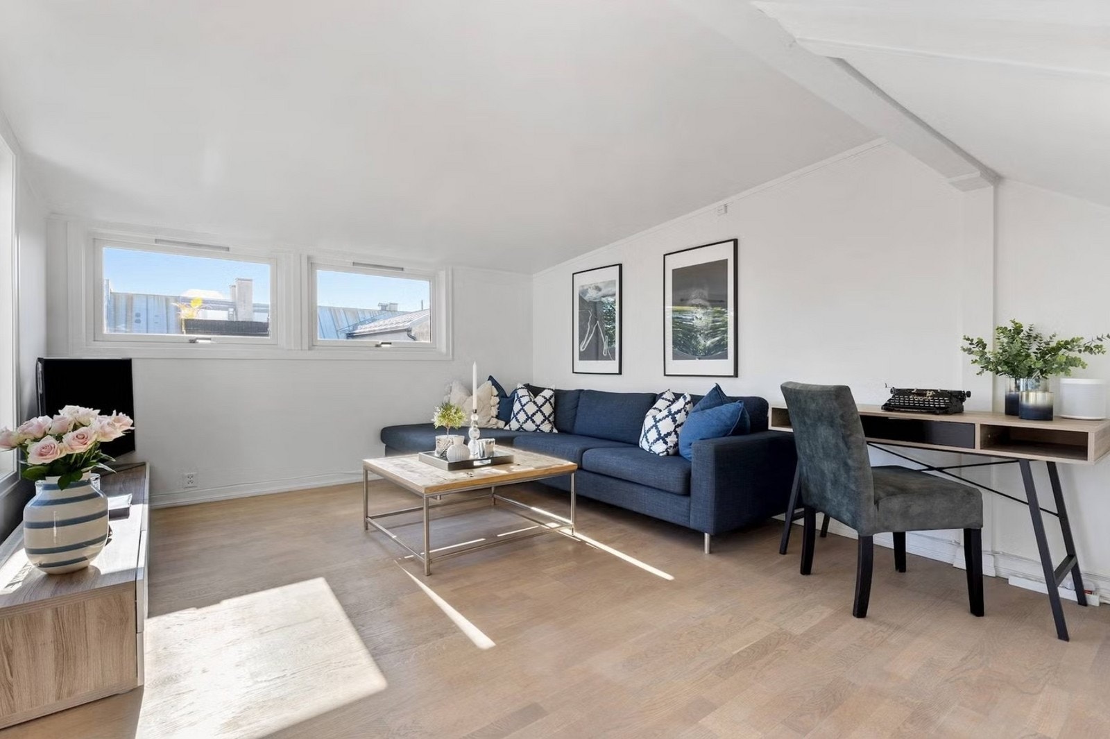Her er det god plass til en stor sofagruppe og TV. Galleribilde