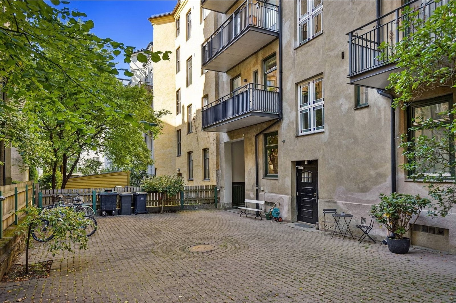 Sameiet har en koselig bakgård med mulighet for å parkere sykkel. Galleribilde