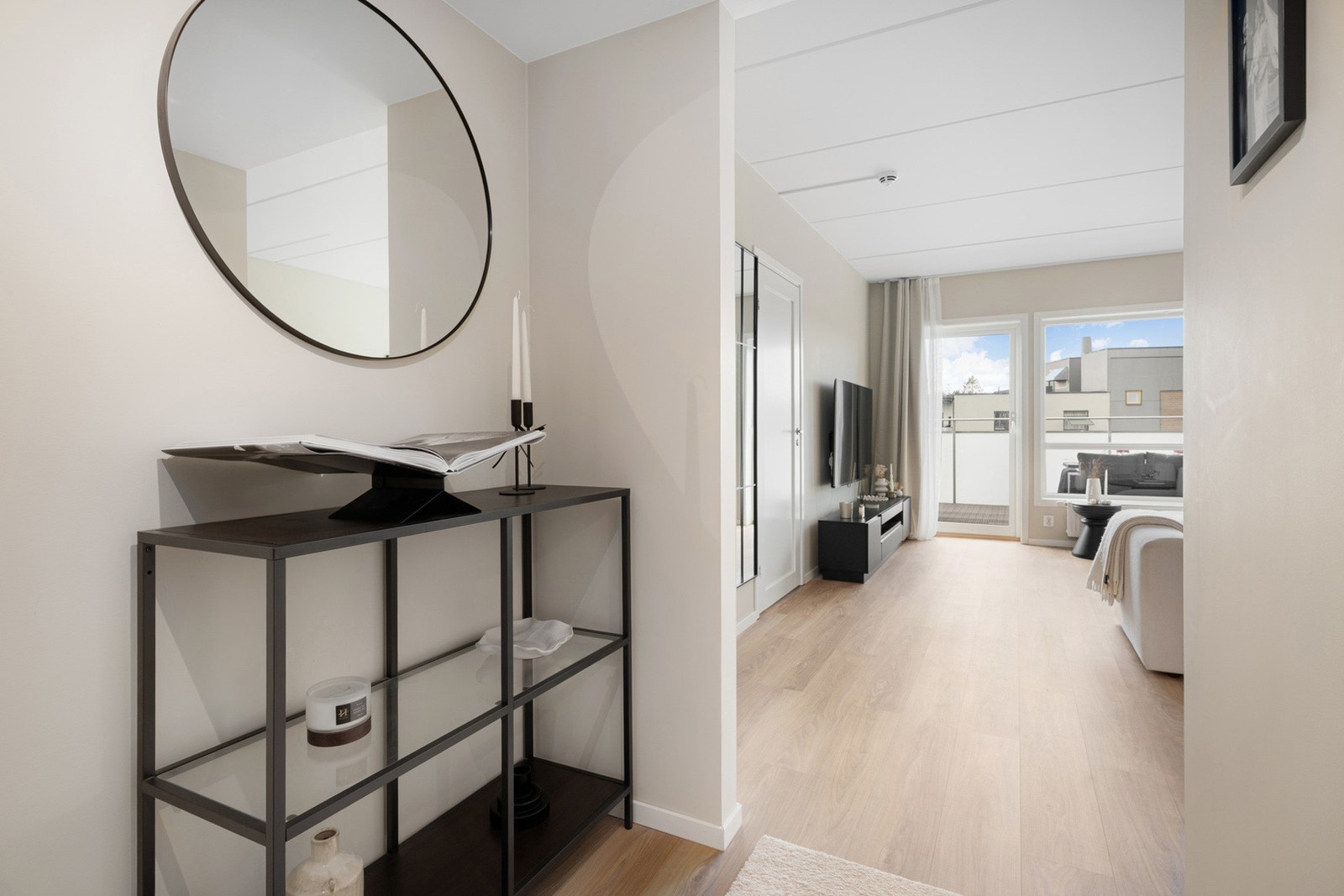Fra entréen møter du en lys og innbydende leilighet med moderne fargevalg og en gjennomgående god romfølelse. Galleribilde