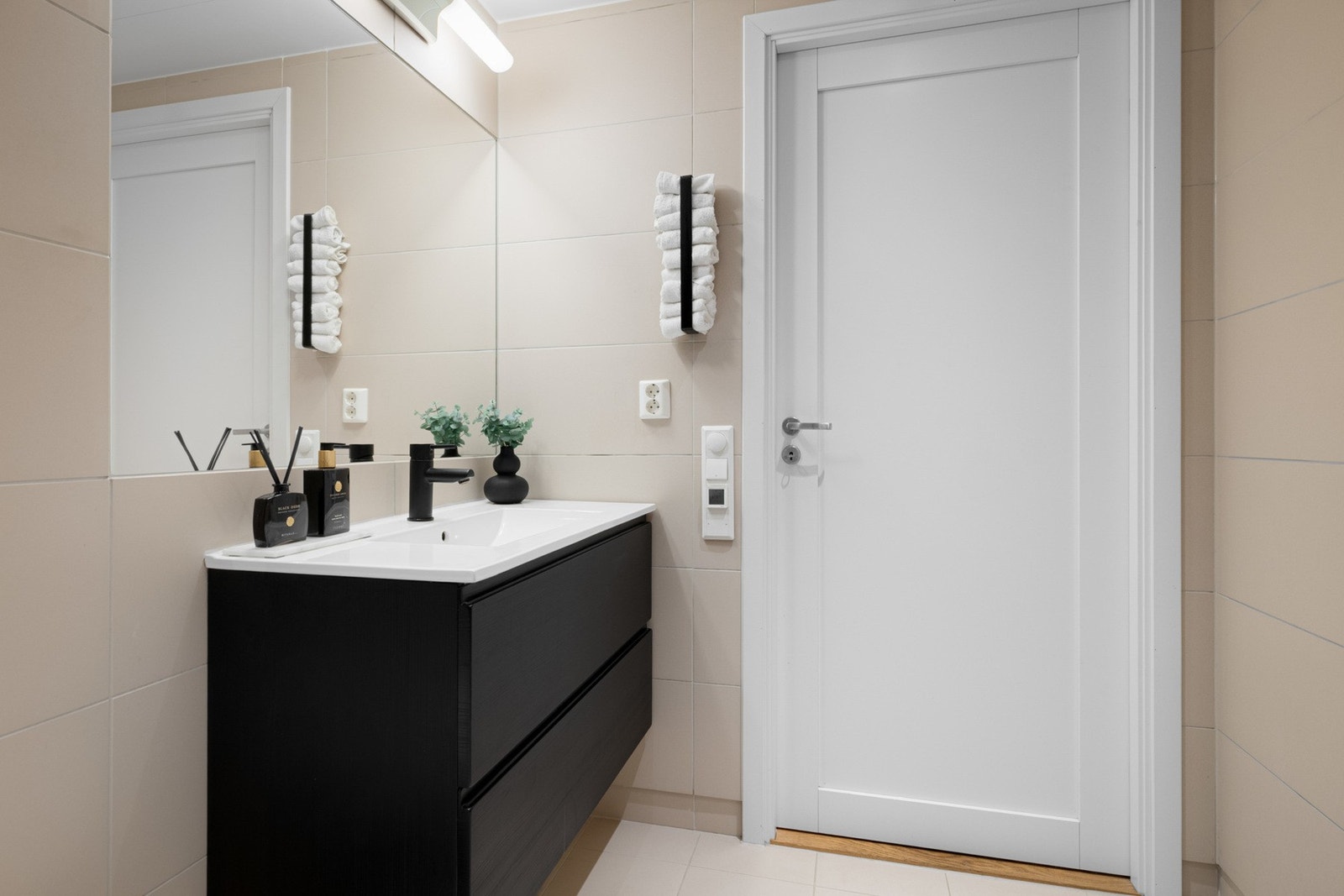 Badet fremstår lyst, moderne og stilrent med store fliser, behagelige fargetoner og god oppbevaringsplass i innredningen. Galleribilde