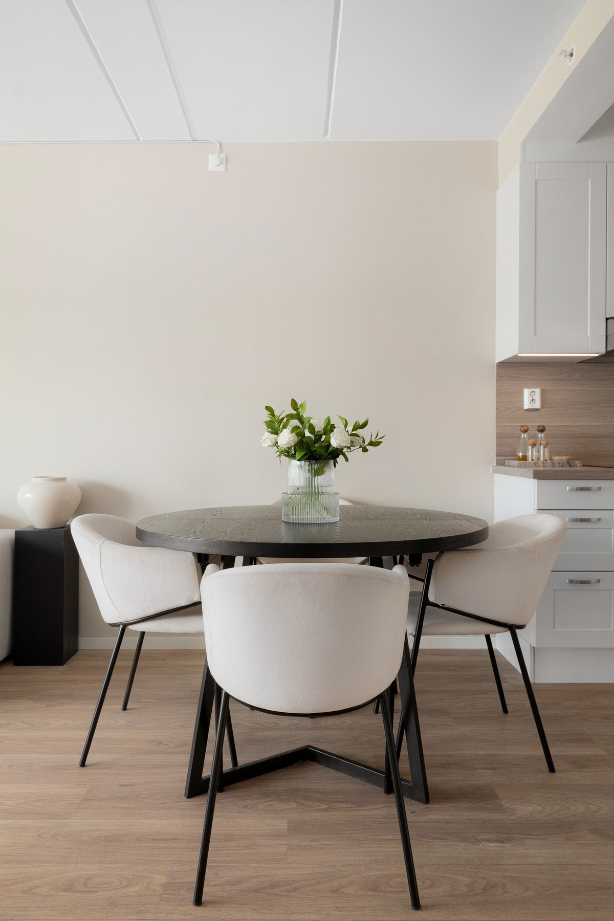 Det er god plass til spisegruppe i tilknytning til kjøkkenet, perfekt for både hverdagsmiddager og hyggelige sammenkomster. Galleribilde