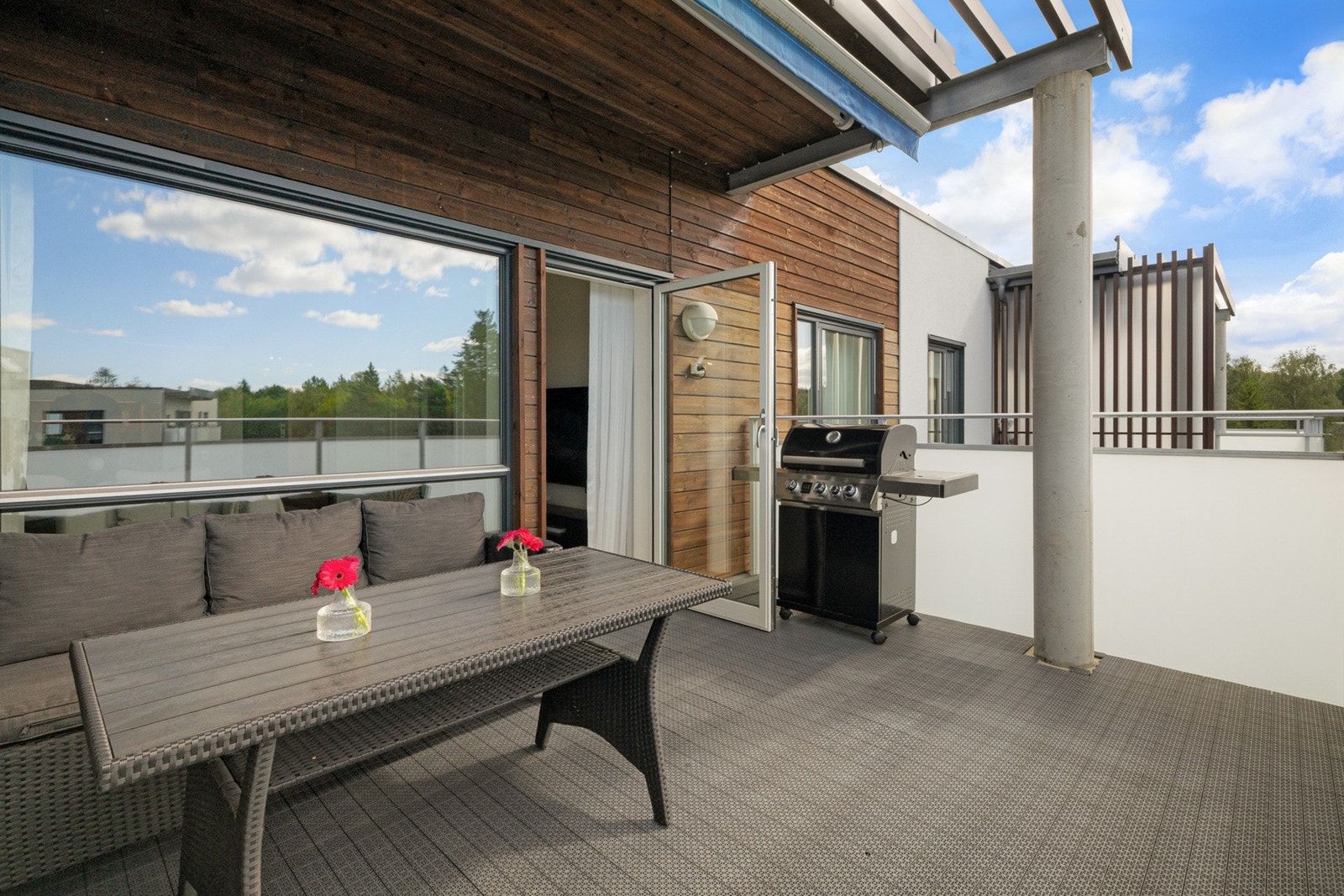 Den romslige balkongen har svært gode møbleringsmuligheter og god plass til både loungegruppe, spiseplass og grill - perfekt for lange sommerkvelder. Galleribilde