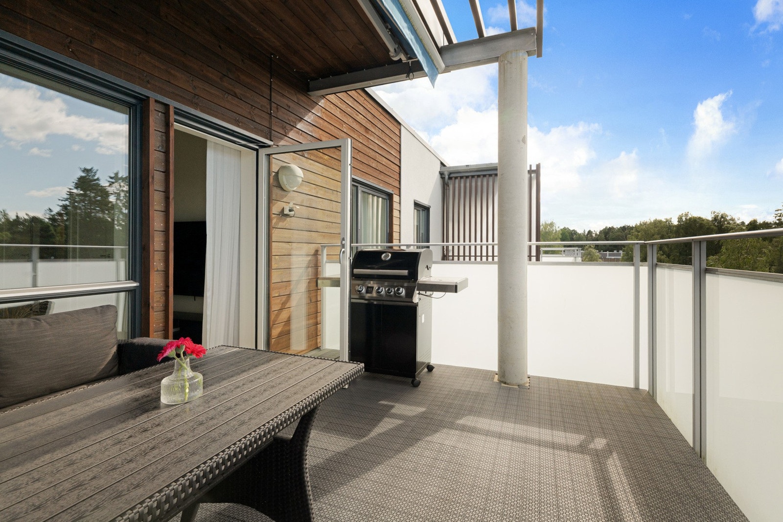 Balkongen oppleves som en naturlig forlengelse av stuen med god plass til både sittegruppe, grill og hyggelige sommermiddager i solen. Galleribilde