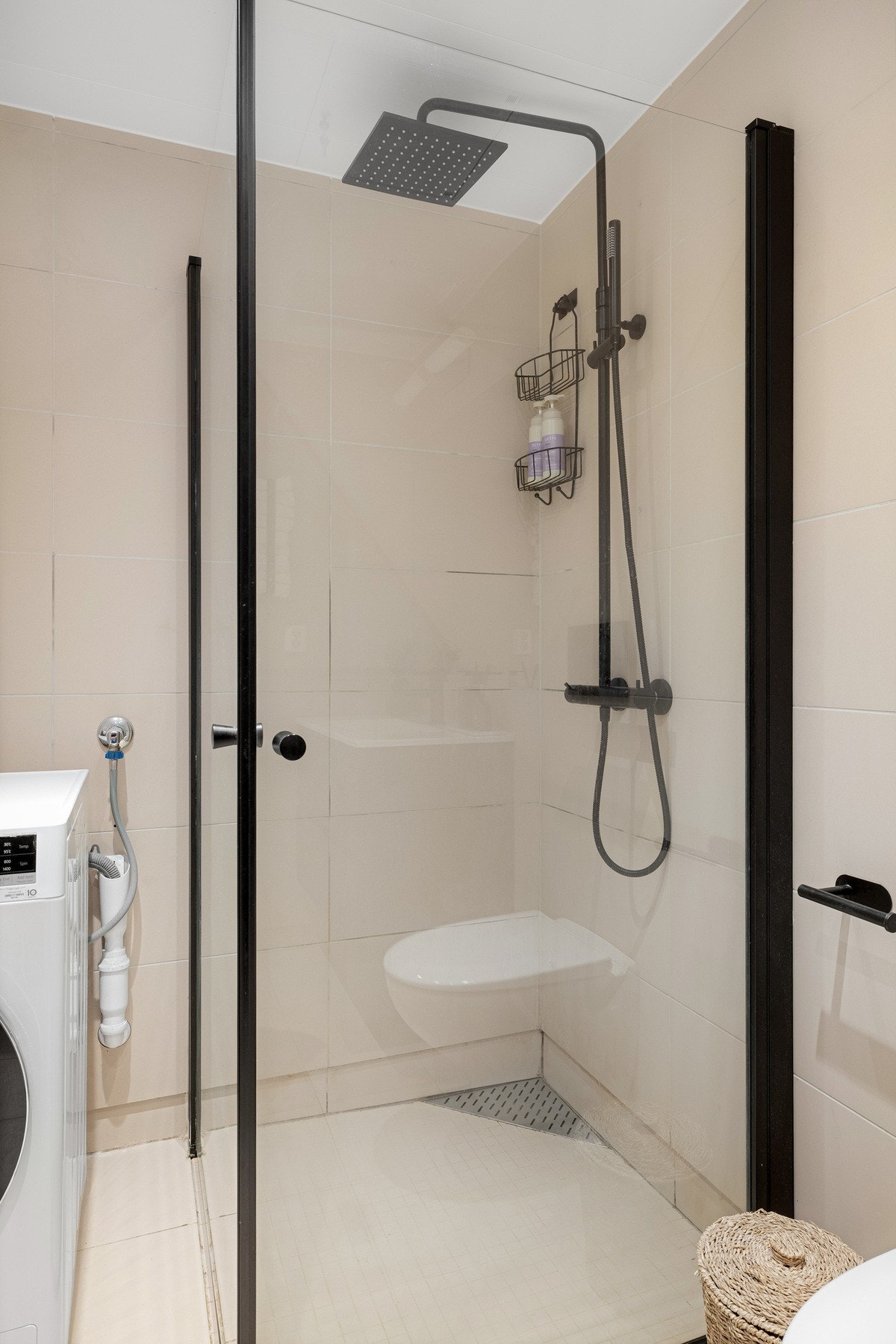Dusjsonen er stilrent utformet med moderne sorte detaljer og praktiske glassvegger som gir badet et eksklusivt preg. Galleribilde