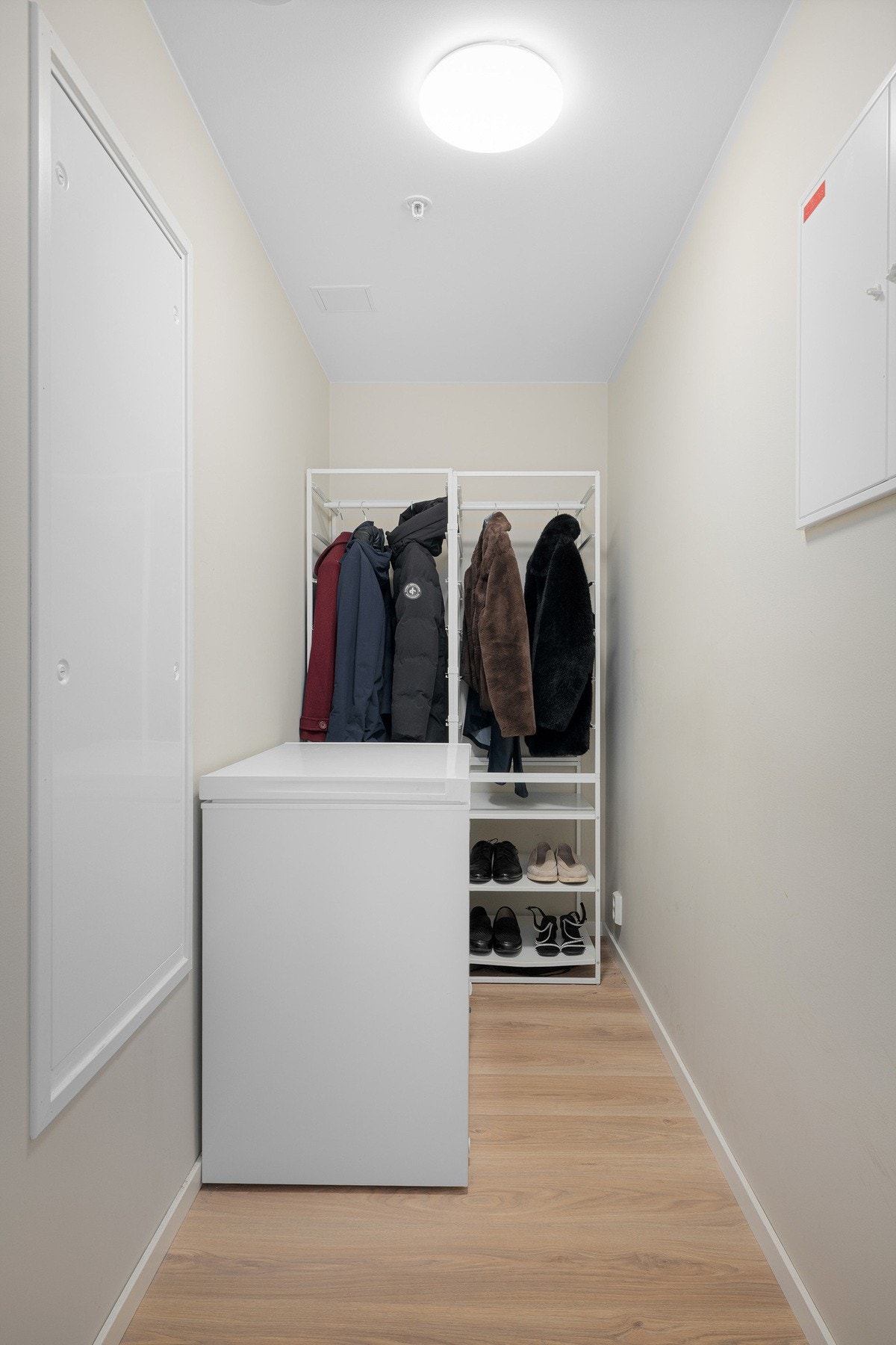 Innvendig bod/garderoberom gir rikelig med oppbevaringsplass! Galleribilde