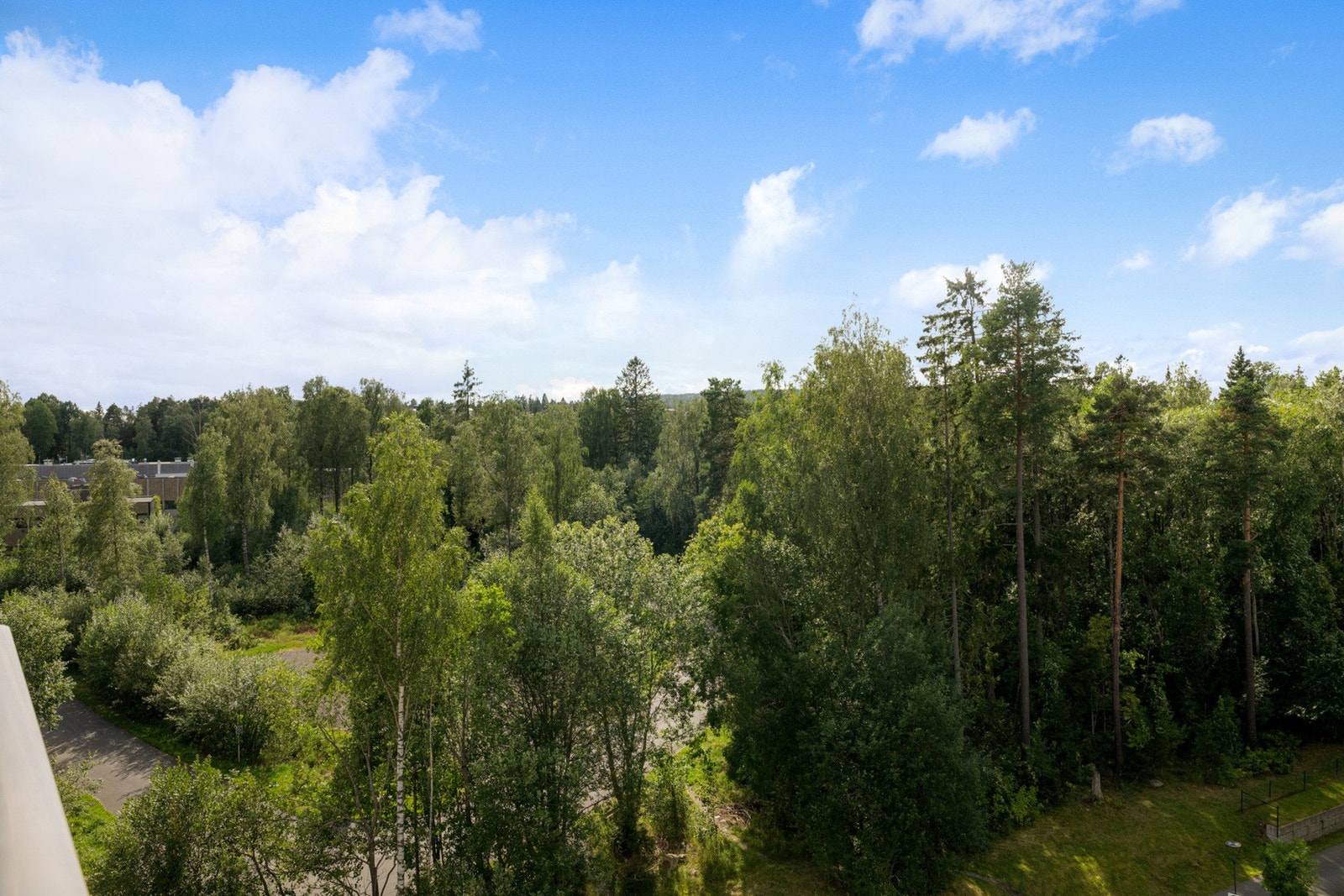Leiligheten har en attraktiv og skjermet beliggenhet med utsyn mot grønne omgivelser og nærhet til flotte tur- og rekreasjonsområder året rundt. Galleribilde