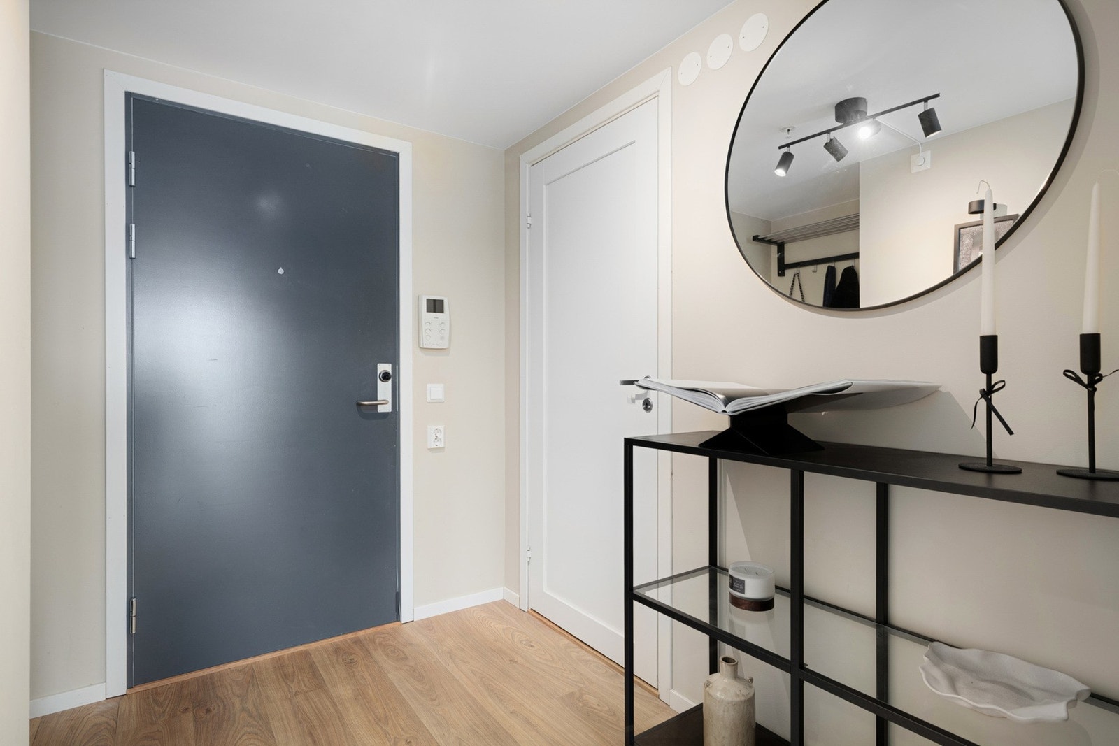 Entréen ønsker deg velkommen med moderne overflater, lyse fargetoner og en praktisk planløsning. Galleribilde