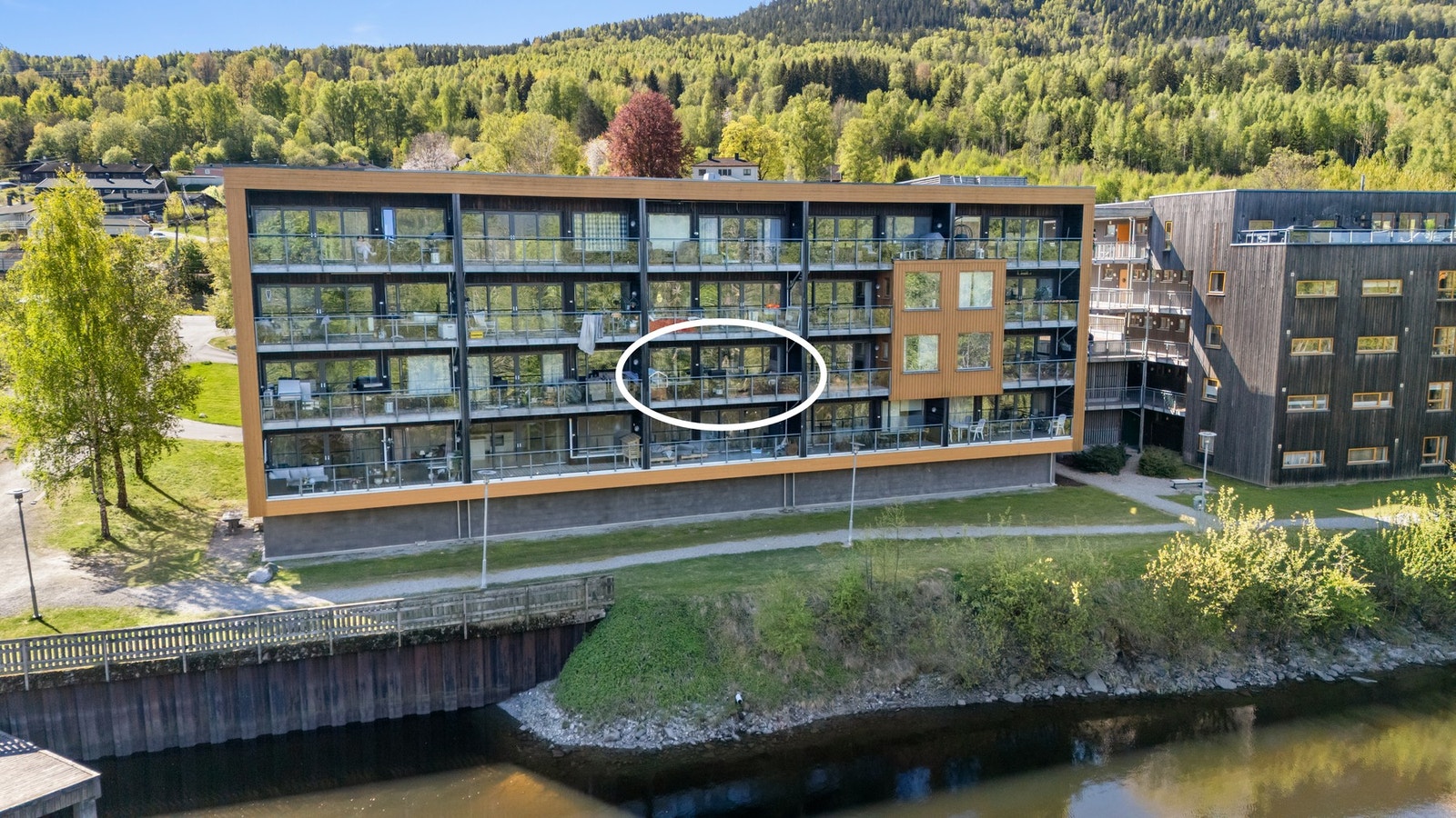 Øvre Eikervei 130 har en idyllisk beliggenhet ved elvebredden, som er omgitt av grøntområder og vakre turstier med gang og sykkelvei langs elva Galleribilde