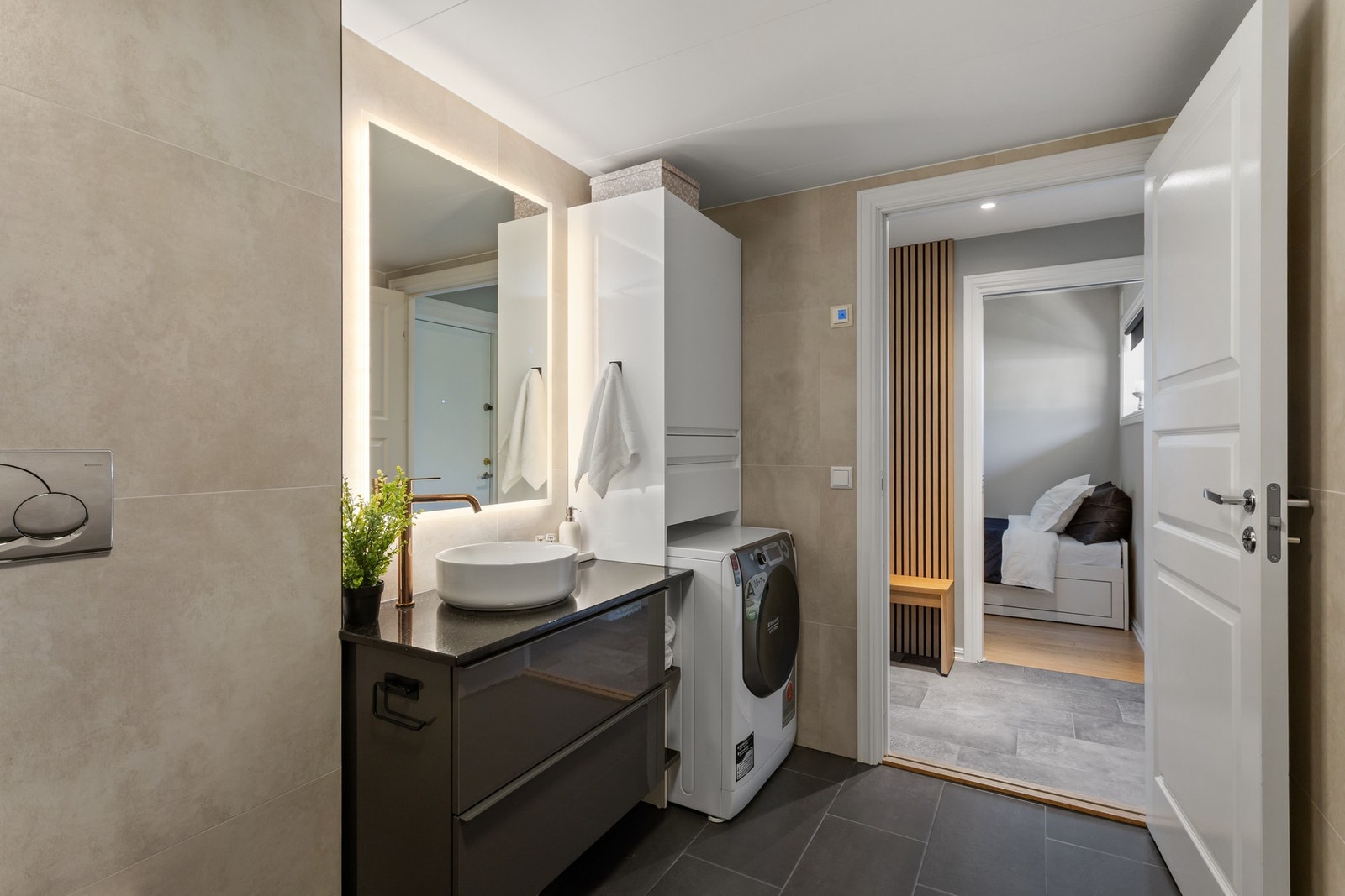 Badet har moderne og stilren innredning fra 2018 Galleribilde