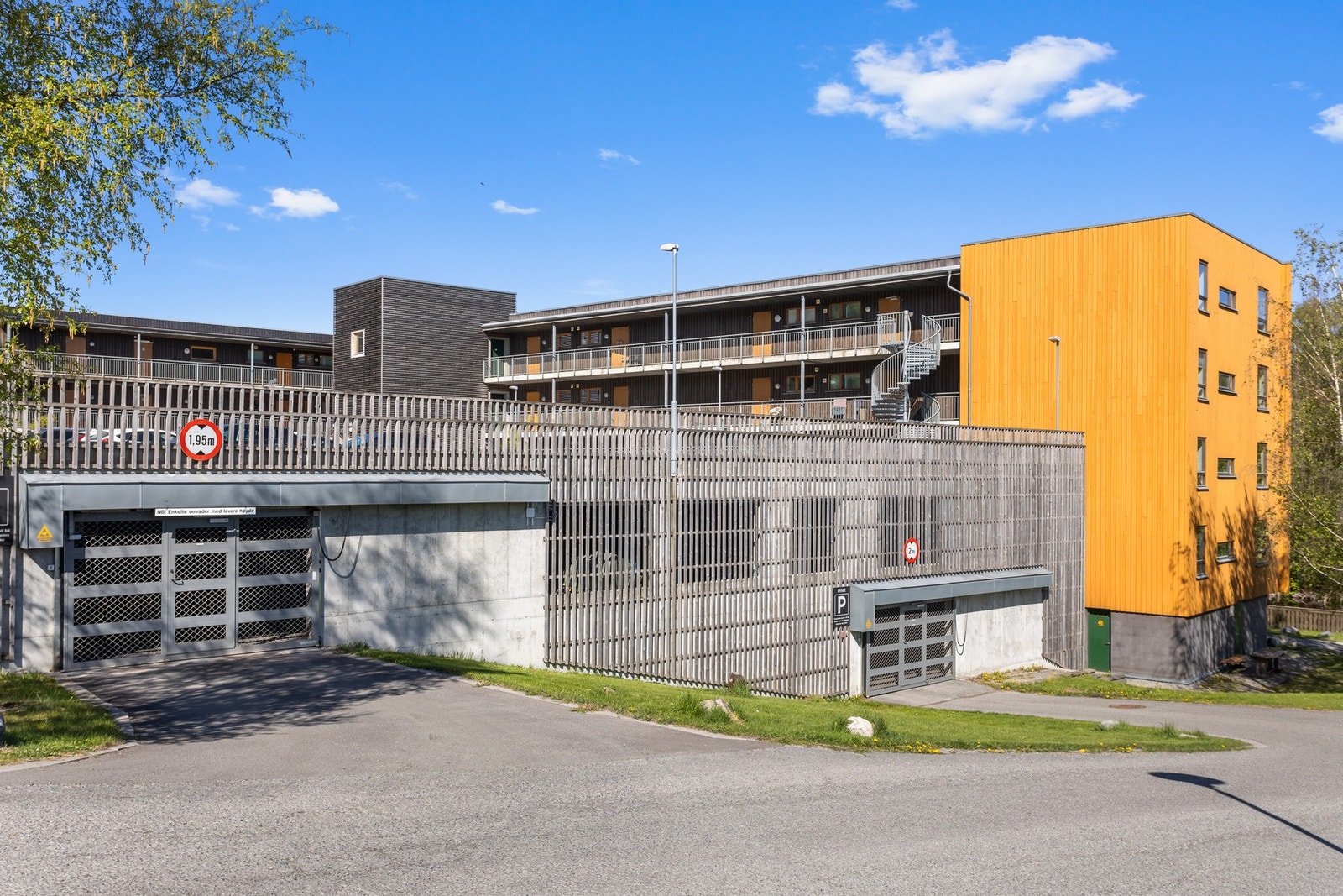 Felles garasjeanlegg med gjesteparkering på tak. Galleribilde