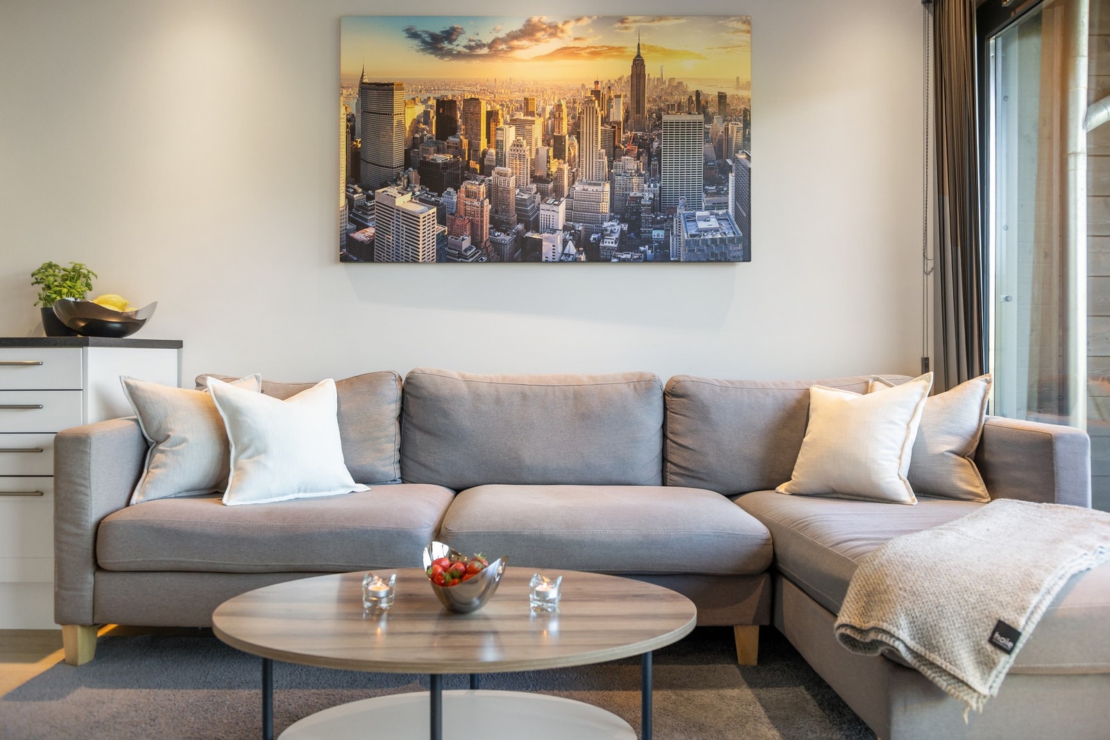 God plass til sofa Galleribilde