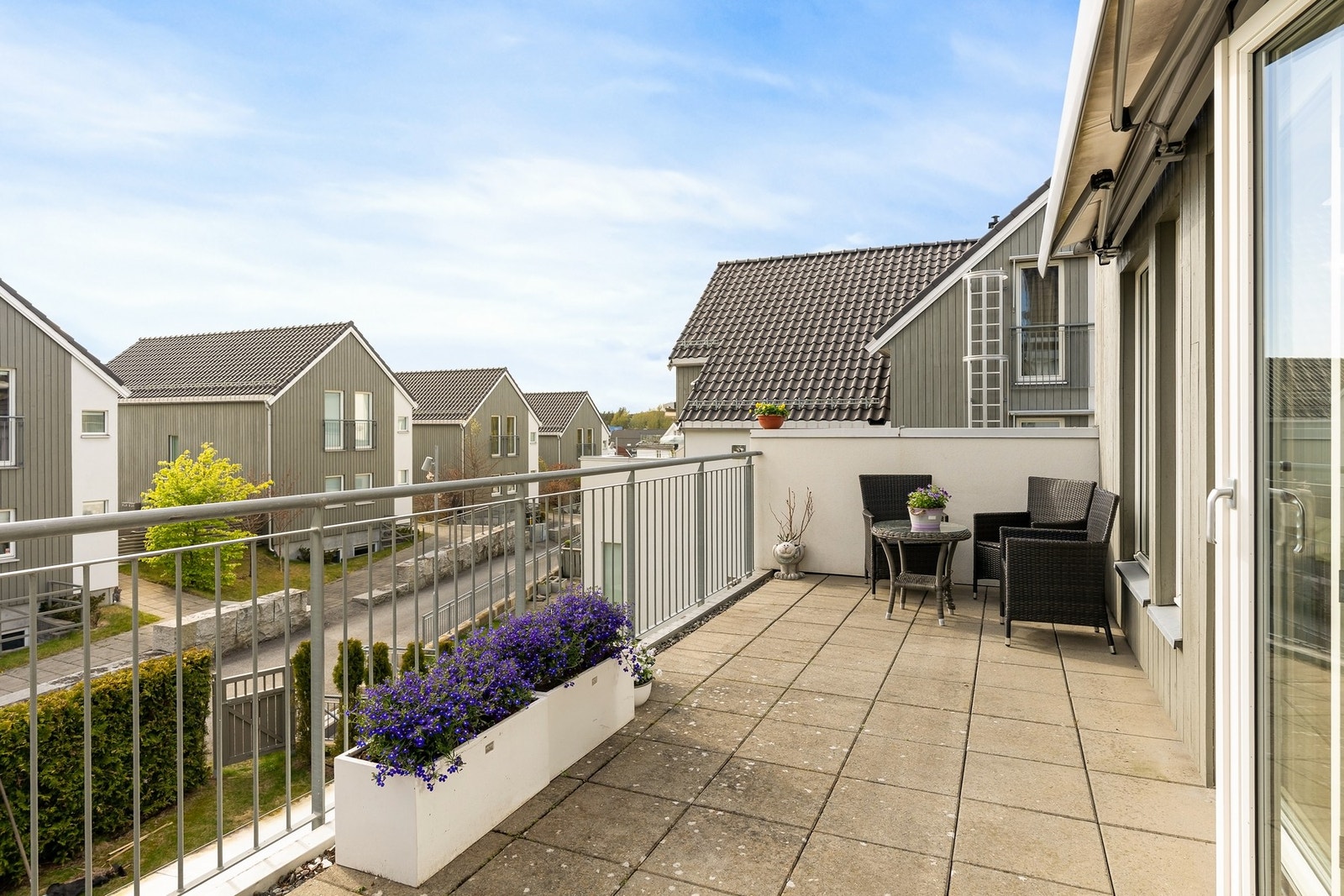 Romslig uteplass på ca. 18 m² Galleribilde