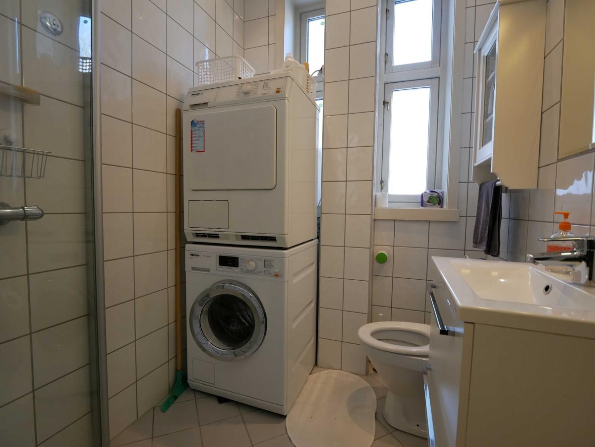 Ett av tre felles bad. Alle bad har dusj, servant, vaskemaskin og tørkeskap. Galleribilde