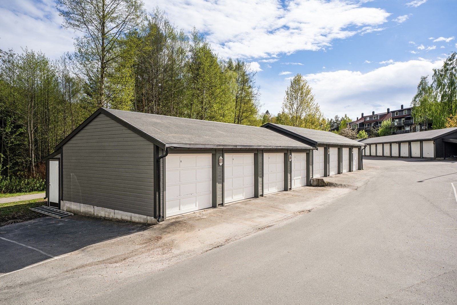 Med boligen følger en garasje i fellesrekke på 17 m², utstyrt med el-bil lader. Det betales p.t. 150,- i mnd for garasje som inngår i felleskostnad. Galleribilde