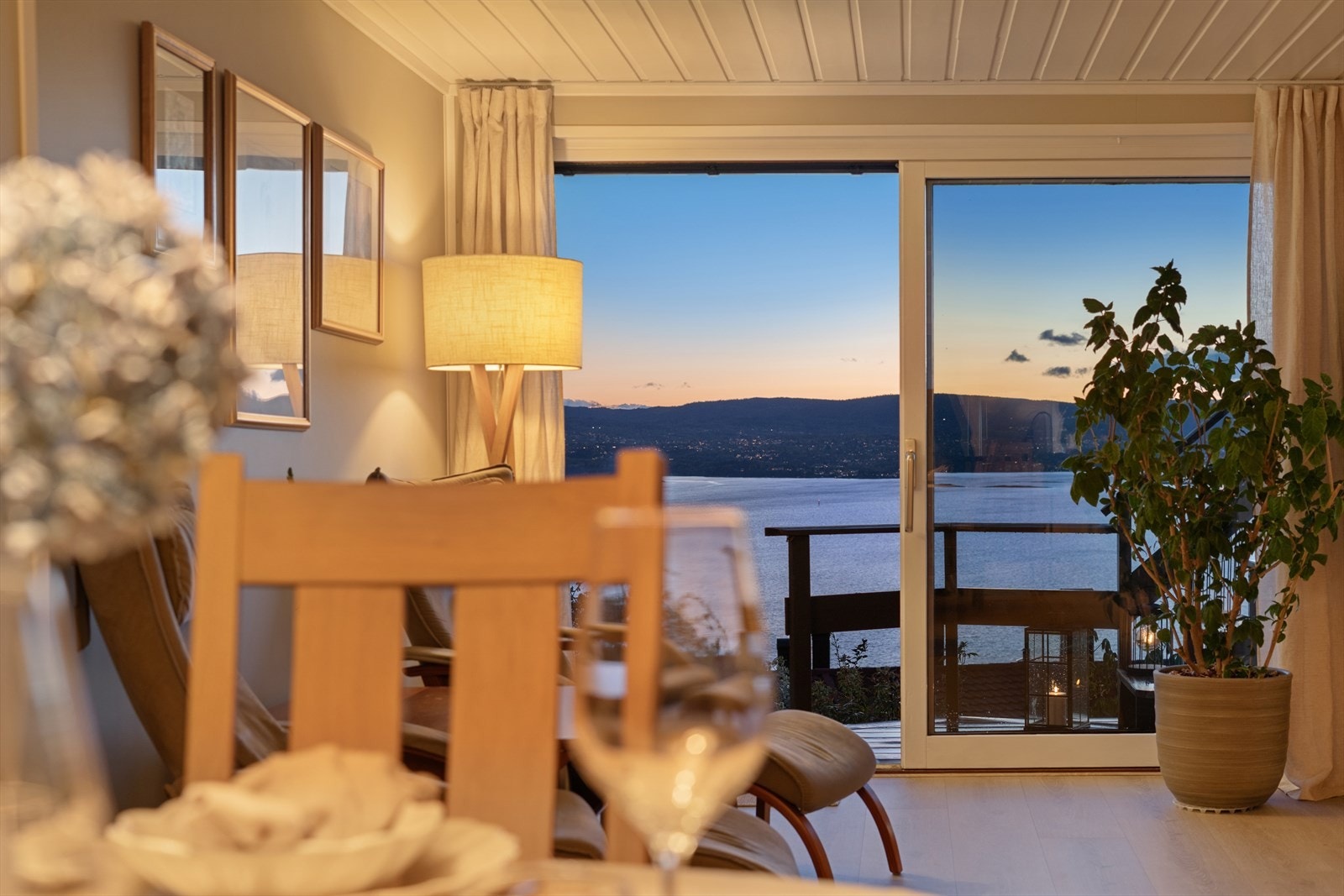 Fra stuen er det direkte utgang til terrasse på cirka 9 m². Galleribilde