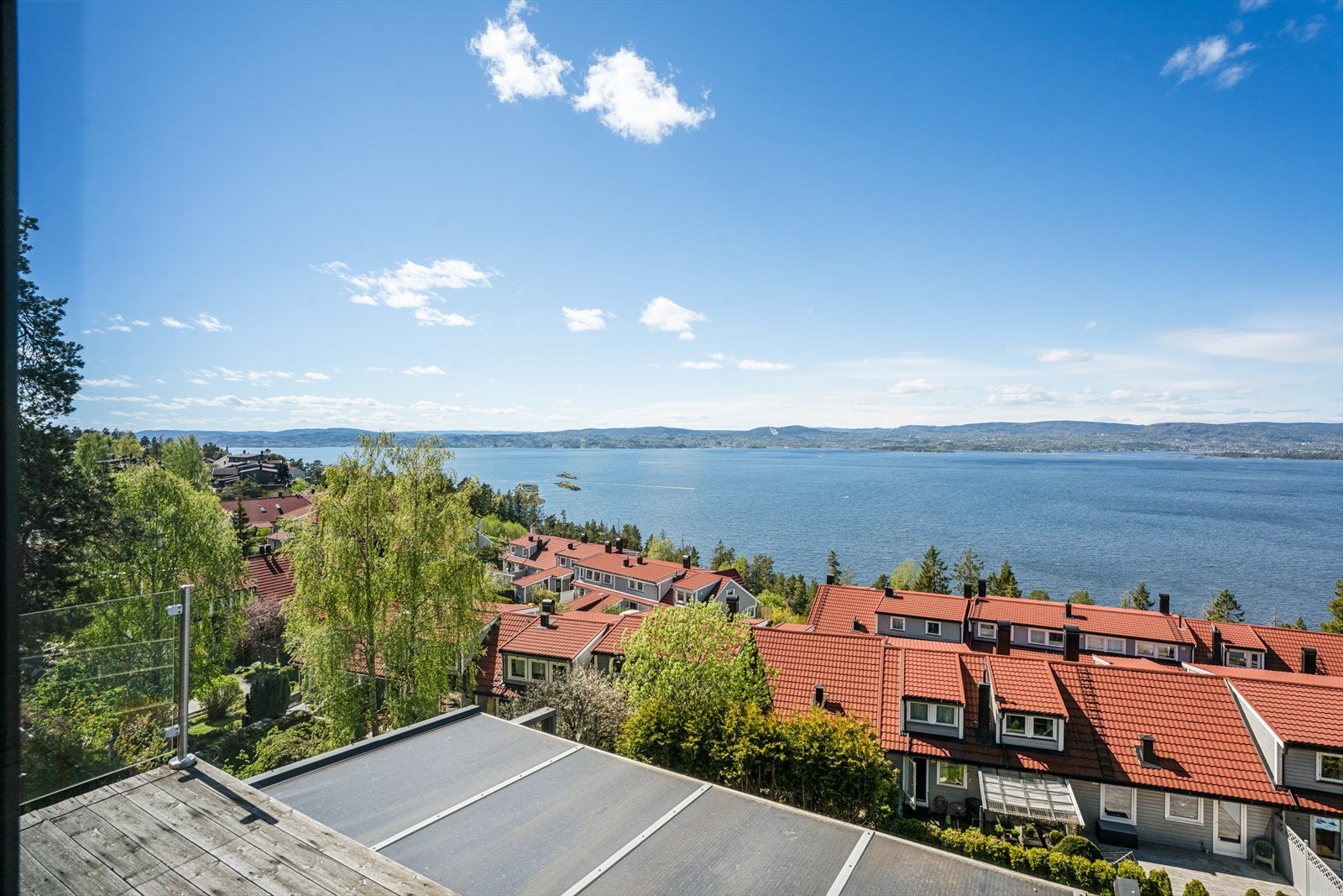 Utsikt over nærområdet og fjorden. Galleribilde