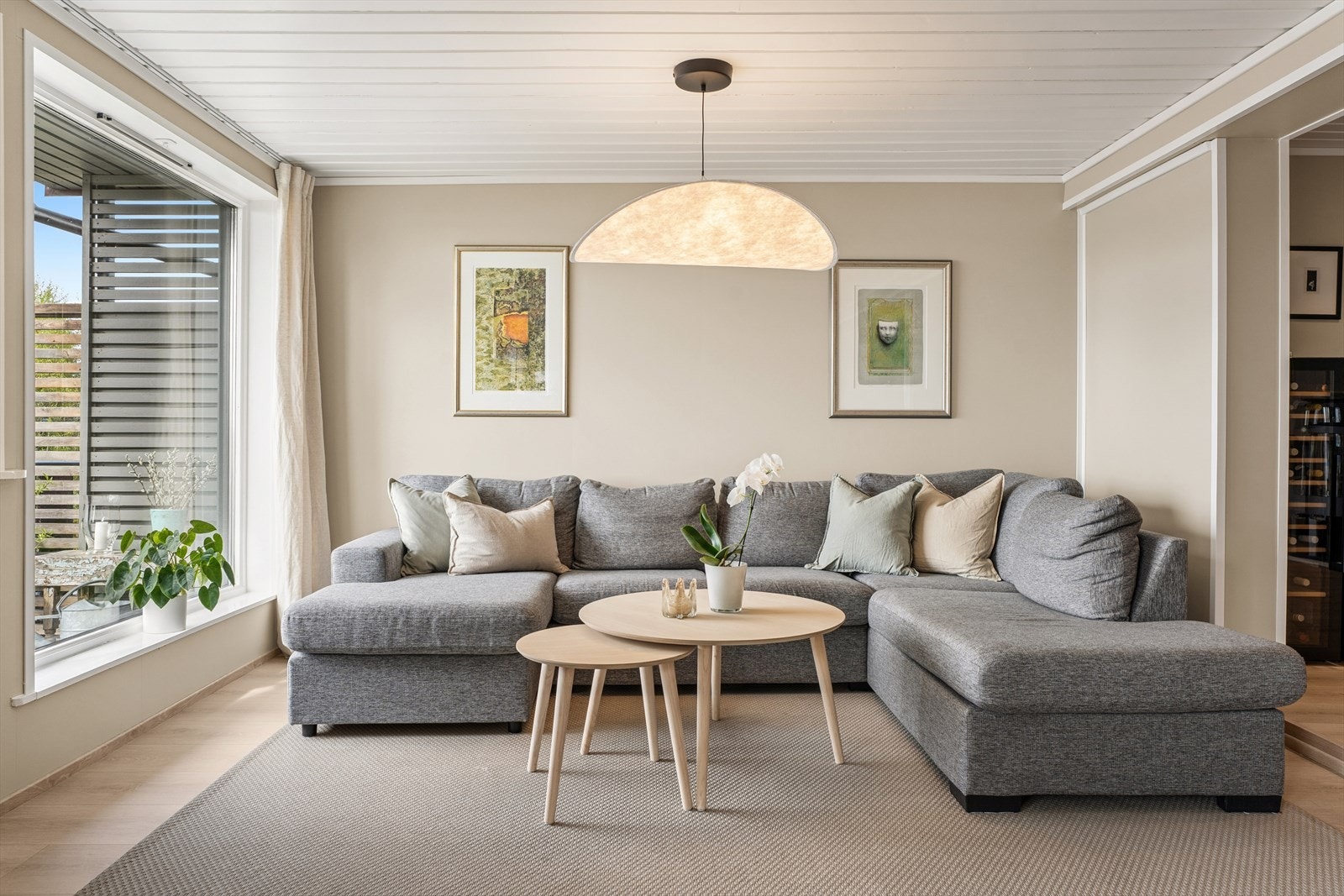 Rommet er lett å møblere, med god plass til en romslig sofagruppe. Galleribilde