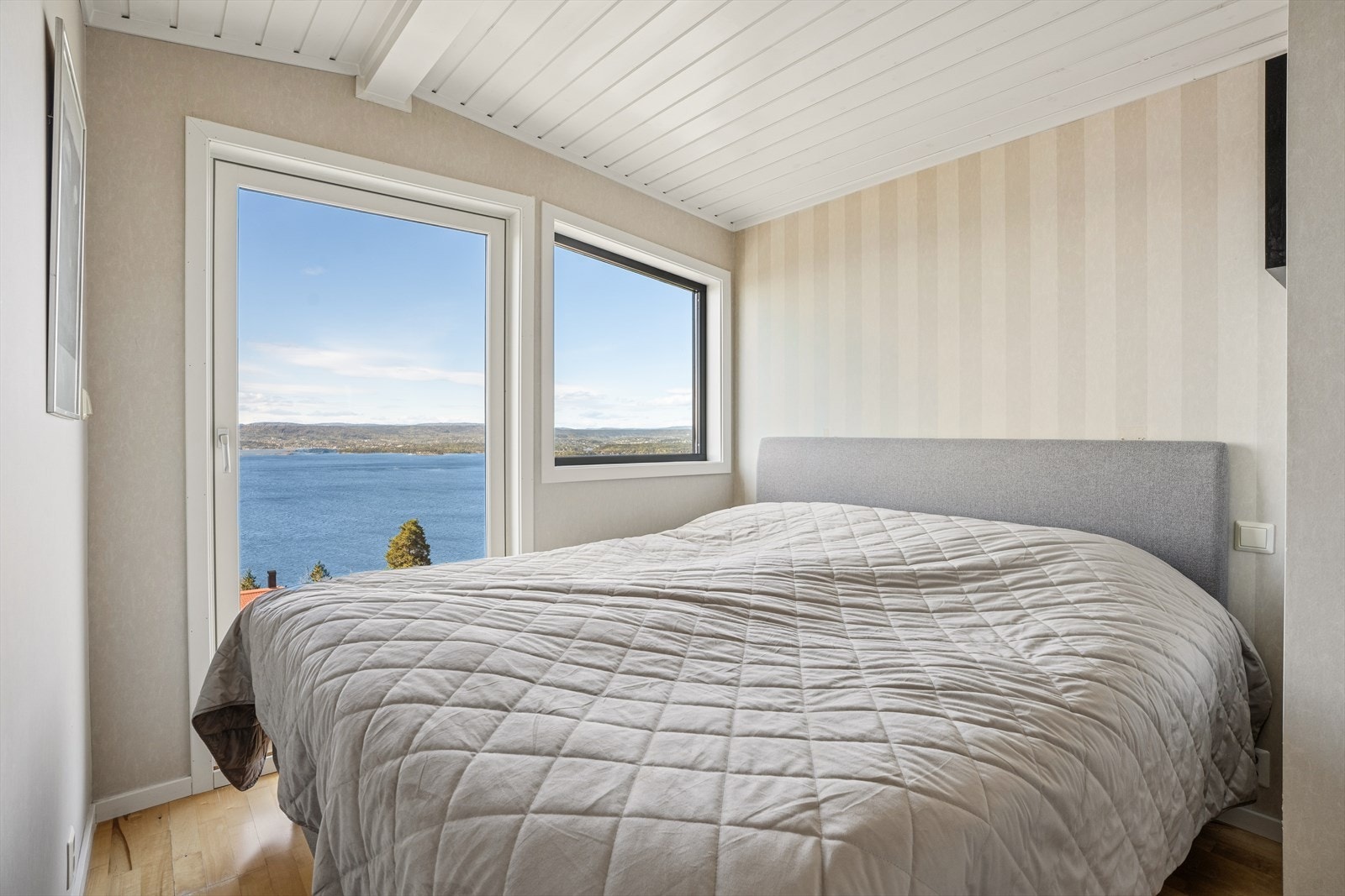 Fra soverommet i loftsetasjen er det utgang til egen terrasse på cirka 8 m². Dør fører ut til en platting uten noen sikring som eier har brukt til å vaske
vinduer. Galleribilde