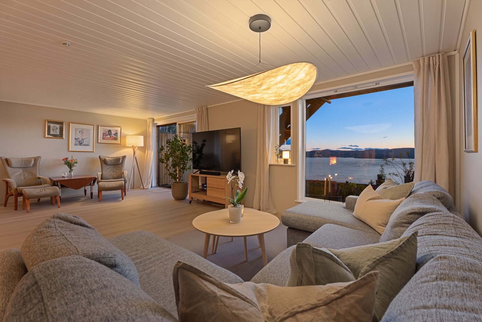 Utsikten er en integrert del av romfølelsen, både på dagtid og kveldstid. Galleribilde