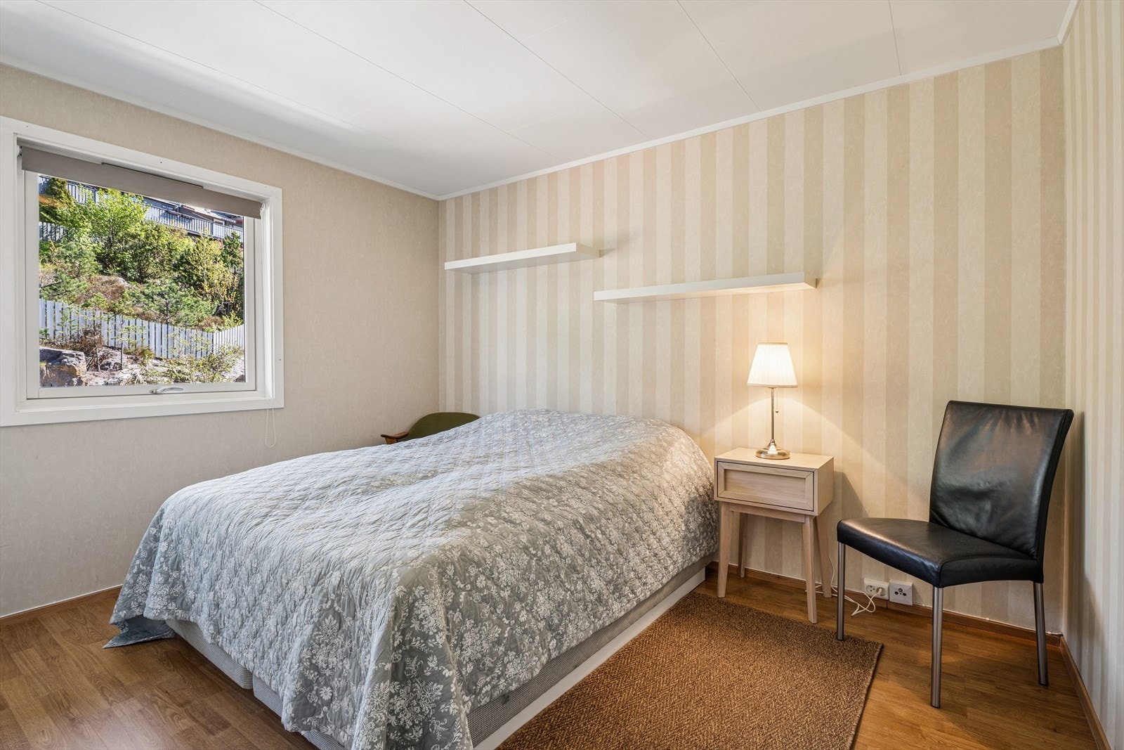 Soverom i andre etasje med plass til dobbeltseng. Galleribilde