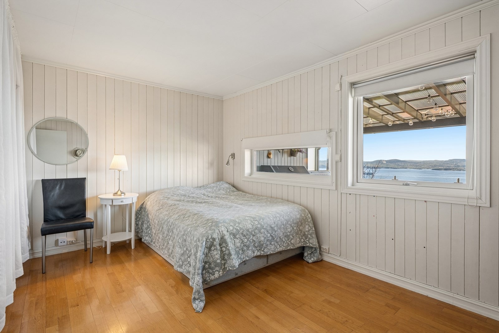 Også dette soverommet i andre etasje nyter godt av utsikten mot fjorden. Galleribilde