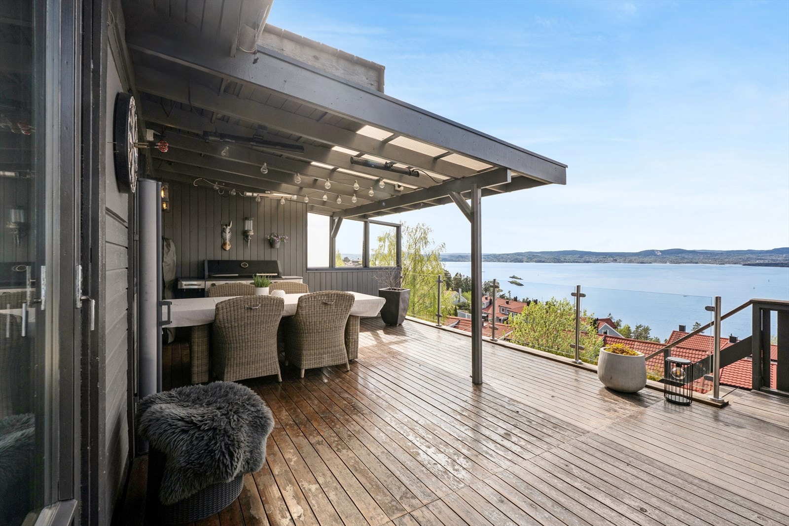 Den romslige terrassen i andre etasje har god plass til både spisebord og loungegruppe. Galleribilde