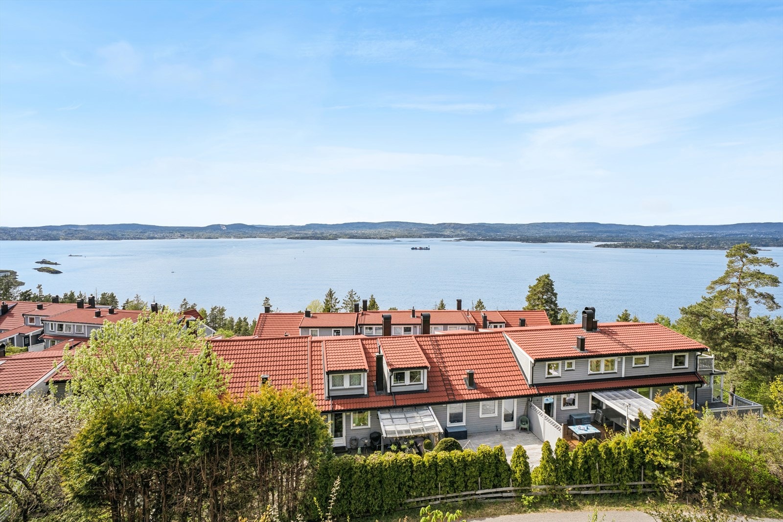 Boligen ligger høyt og fritt i et etablert og rolig boligområde. Galleribilde