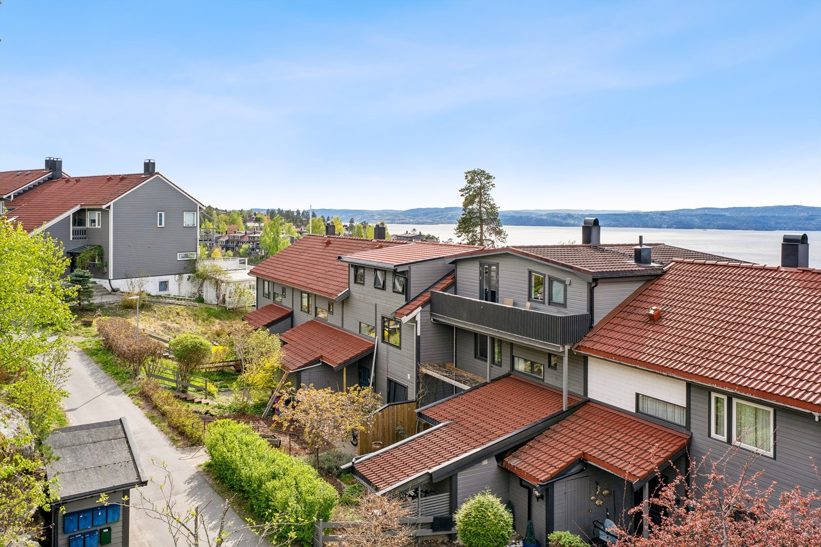 Vesthellinga borettslag består av 61 andeler og ligger i et meget attraktivt og barnevennlig boligområde på Alværn, på vestsiden av Nesodden. Galleribilde