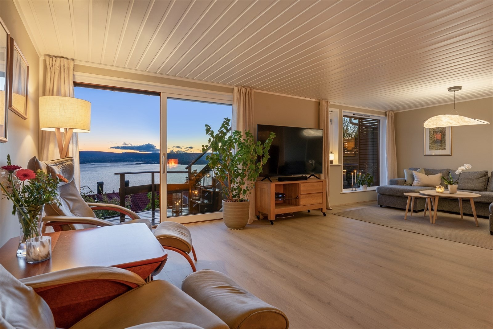 Den vestvendte plasseringen og de store vindusflatene gir en fantastisk utsikt mot solnedgangen over fjorden. Galleribilde