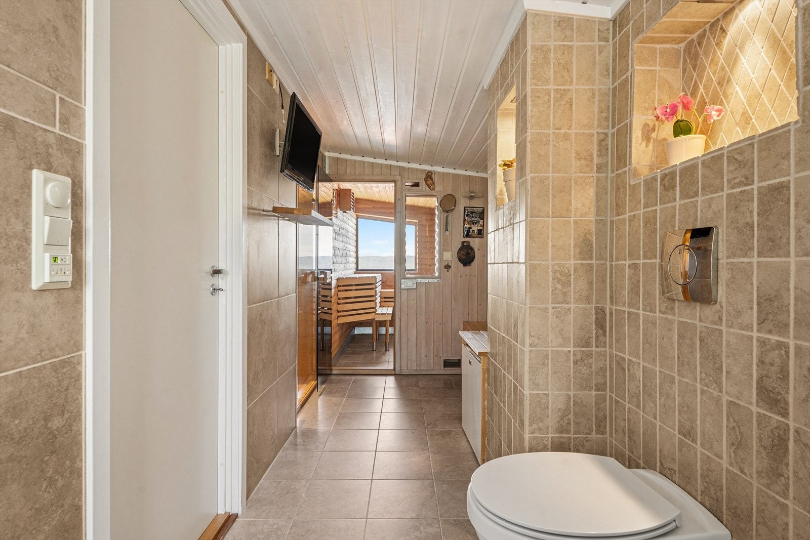 Fra badet er det direkte adkomst til boligens badstue. Galleribilde