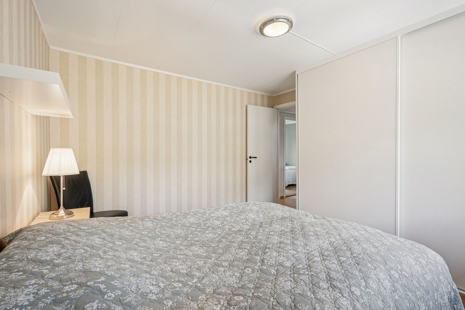 Garderobeskap sørger for god oppbevaringsplass. Galleribilde