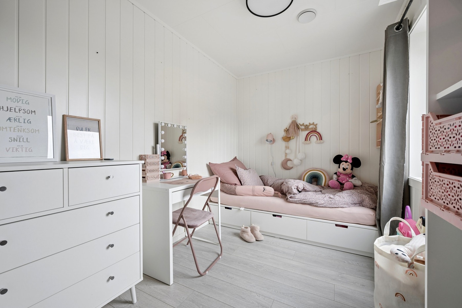 Det andre soverommet er også av god størrelse, med en praktisk, åpen garderobeløsning. Galleribilde