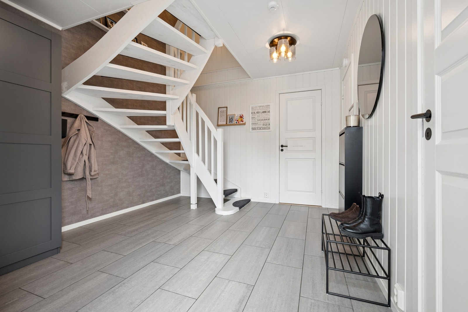 Fliser på gulv med elektriske varmekabler. Galleribilde
