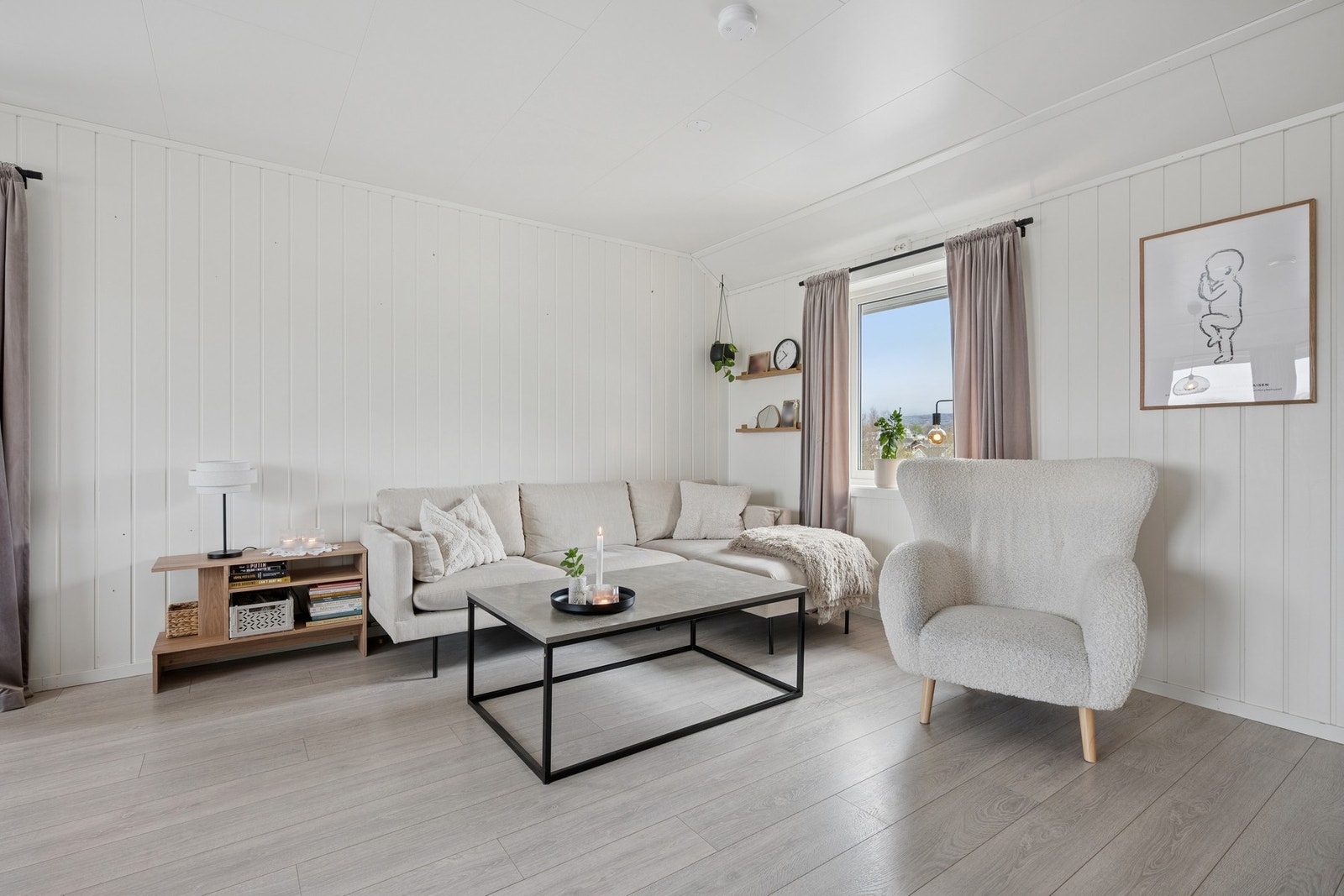 Store vindusflater i stuen slipper inn rikelig med dagslys og gir en god romfølelse. Galleribilde