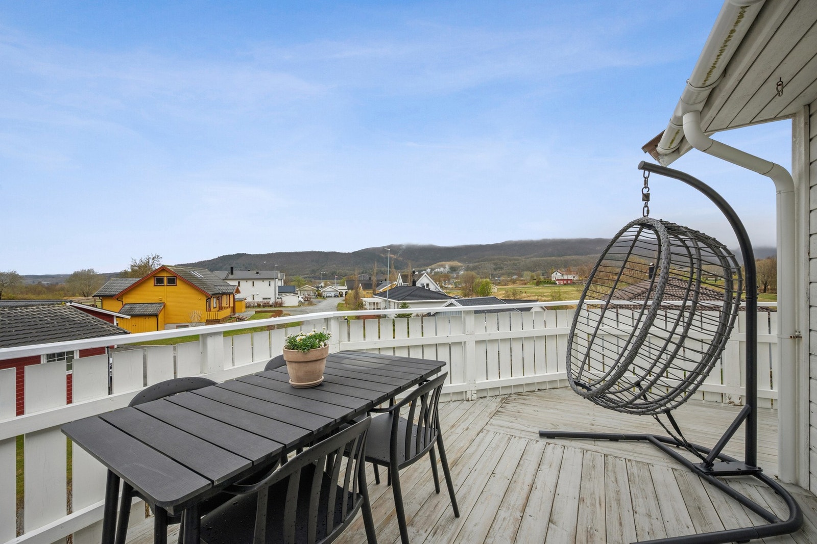 Romslig balkong med gode sol- og utsiktsforhold. Galleribilde