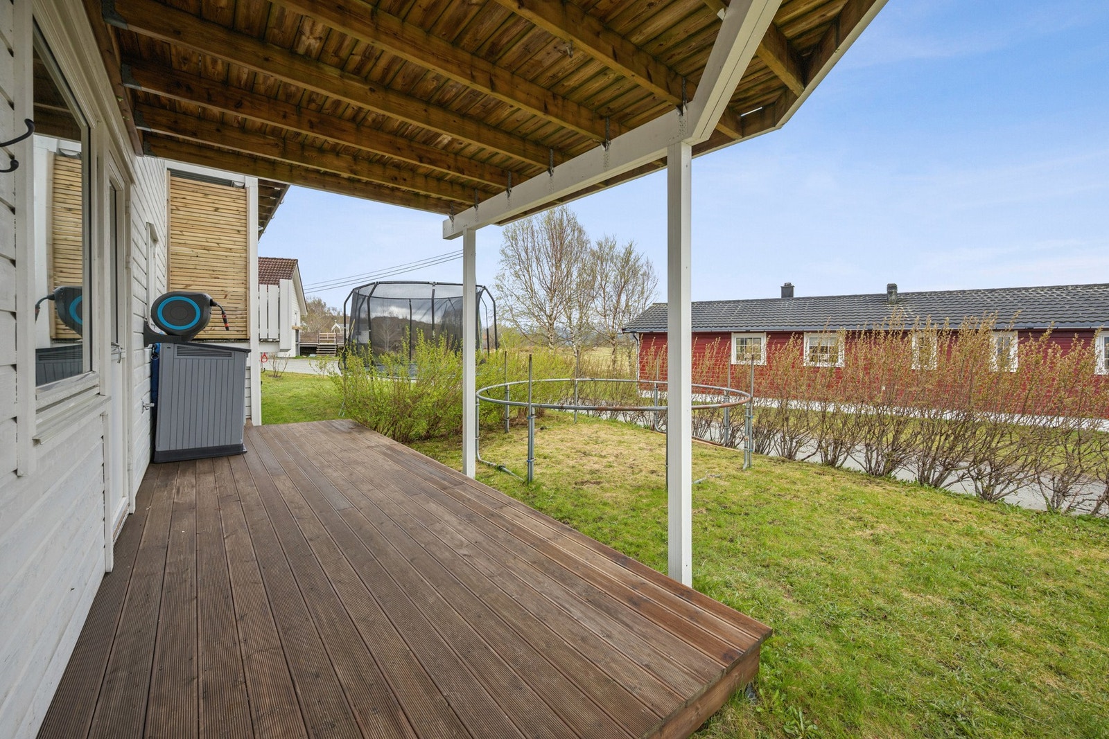 Den overbygde terrassen gir en lun og skjermet uteplass med videre tilgang til hagen. Galleribilde