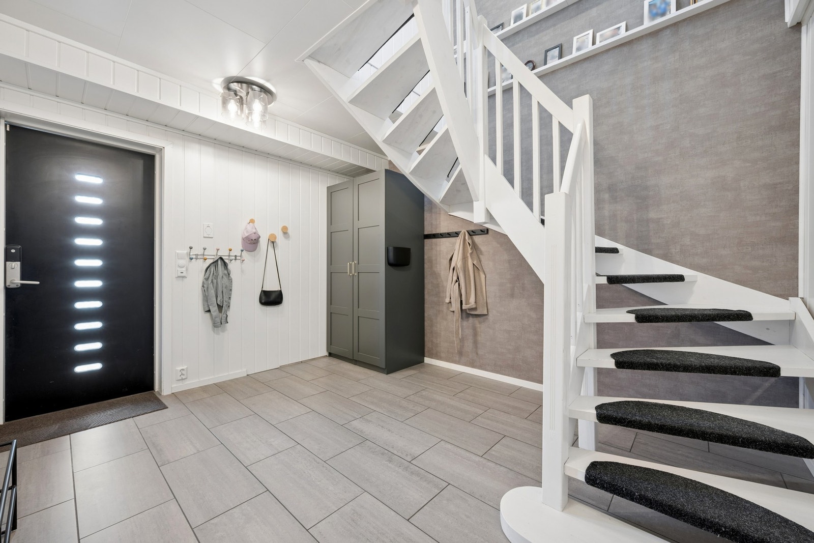 I første etasje blir du møtt av en romslig entré med god plass til garderobeløsninger. Galleribilde