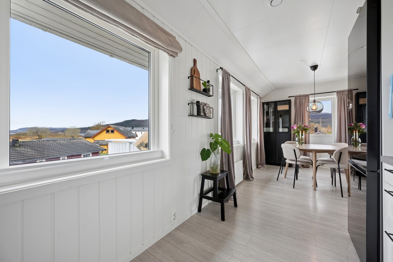 Fra stuen er det direkte utgang til en romslig balkong. Galleribilde