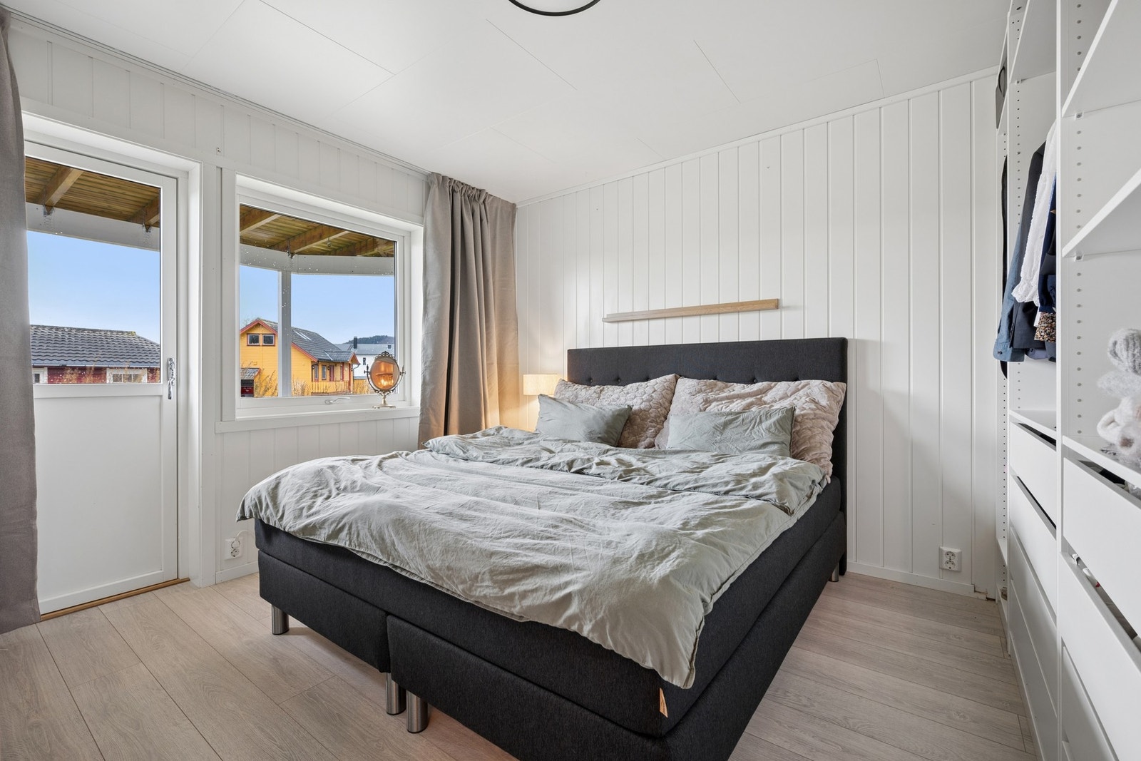 Hovedsoverommet har god plass til dobbeltseng og garderobe, samt direkte utgang til terrassen. Galleribilde