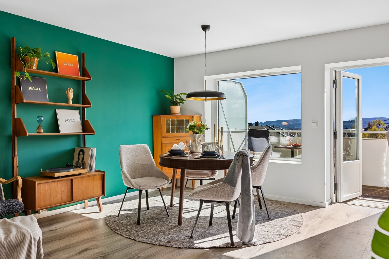 Romslig stue med store vindusflater. Galleribilde