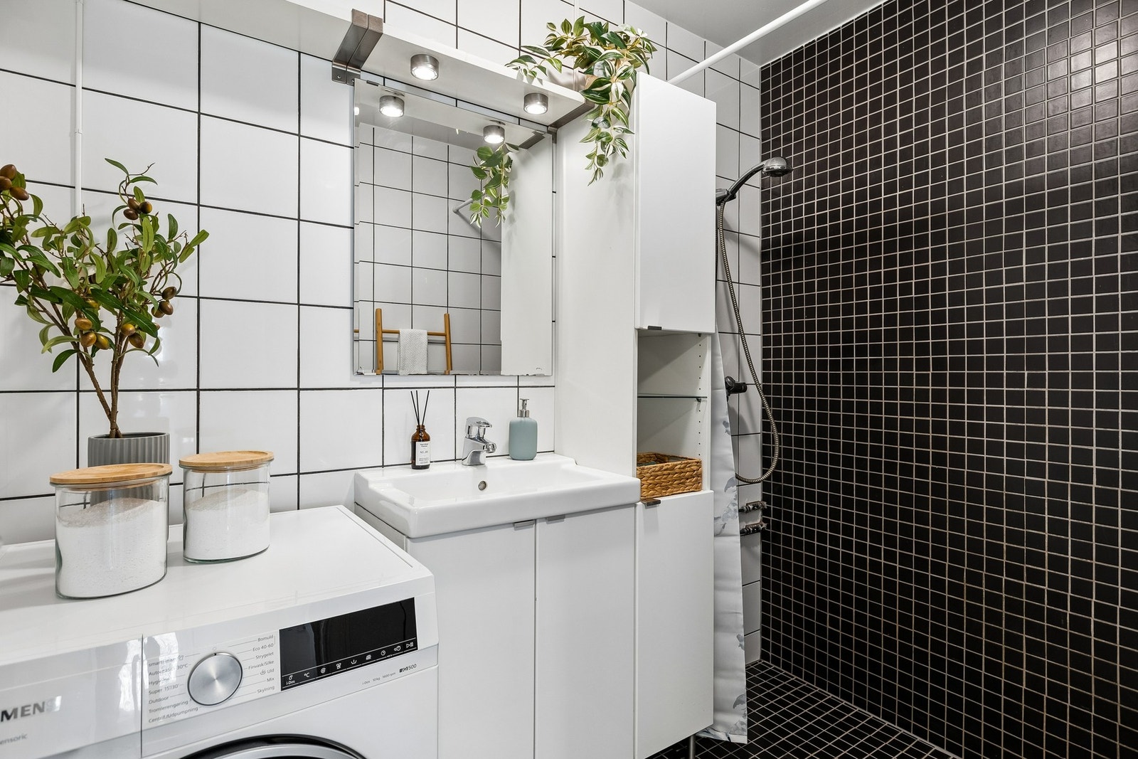 Baderommet er utstyrt med med dusjhjørne,, opplegg for vaskemaskin og servant i servantskap. Galleribilde