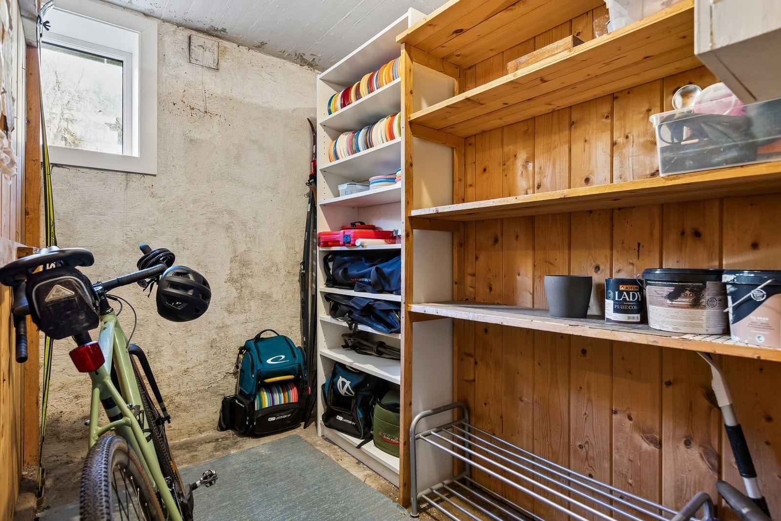 Leiligheten disponerer 2 boder i kjeller som byr på rikelig med oppbevaringsplass. Galleribilde