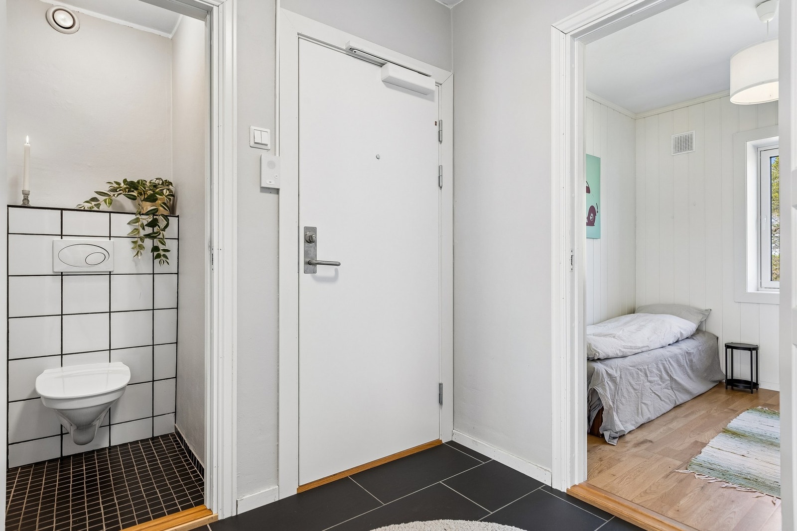 Leiligheten har også et praktisk separat toalettrom. Galleribilde