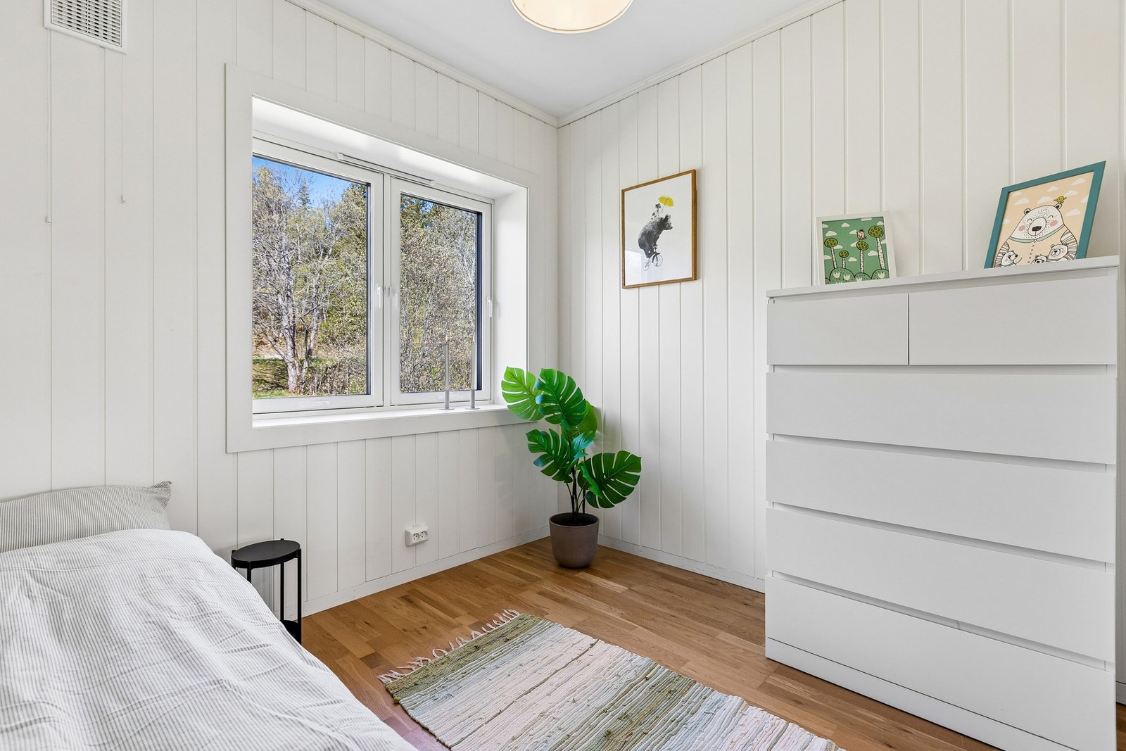 Soverom nr. 2 er malt i lyse farger og måler 6 kvm. Galleribilde