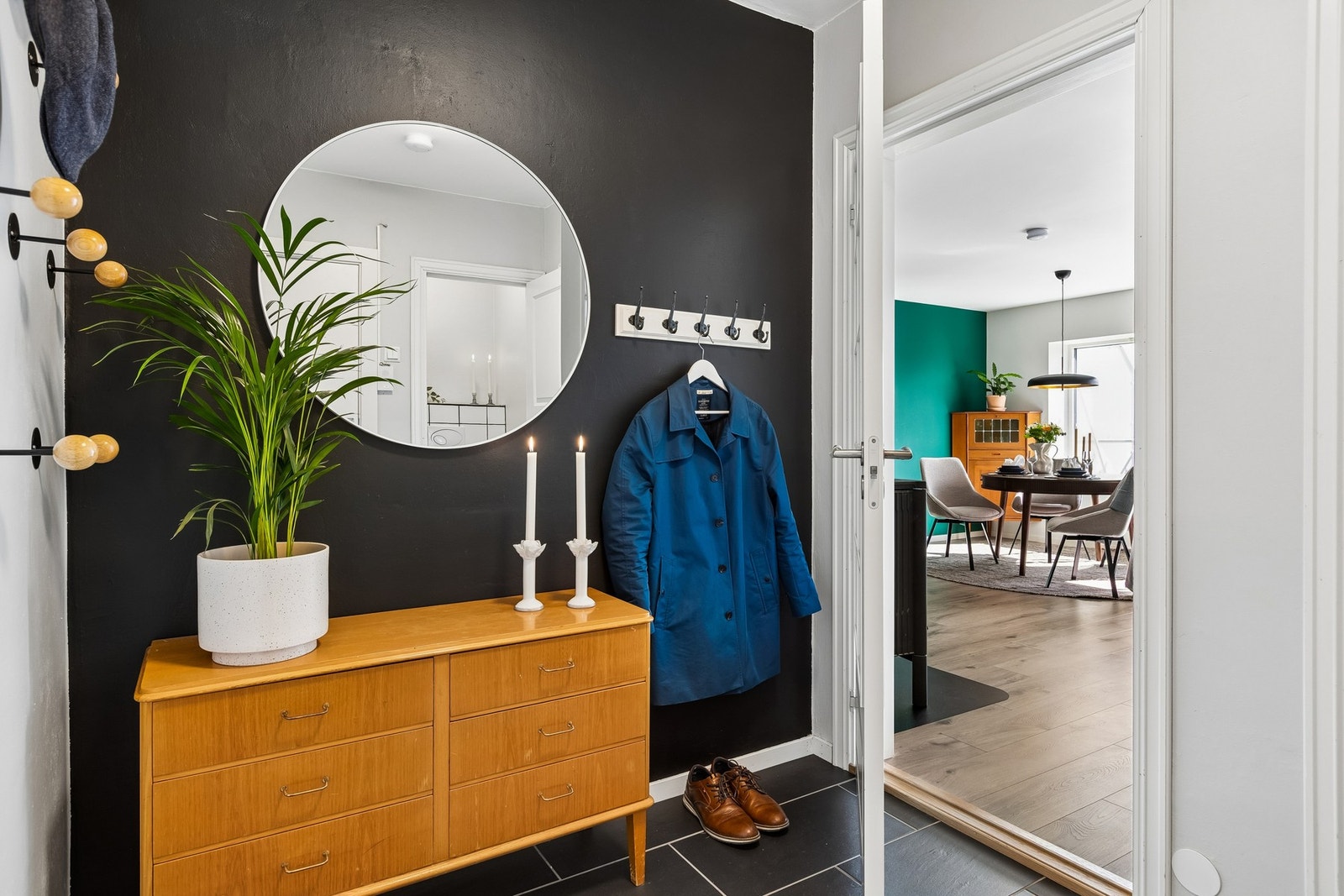 Romslig entré med gode oppbevaringsmuligheter. Galleribilde