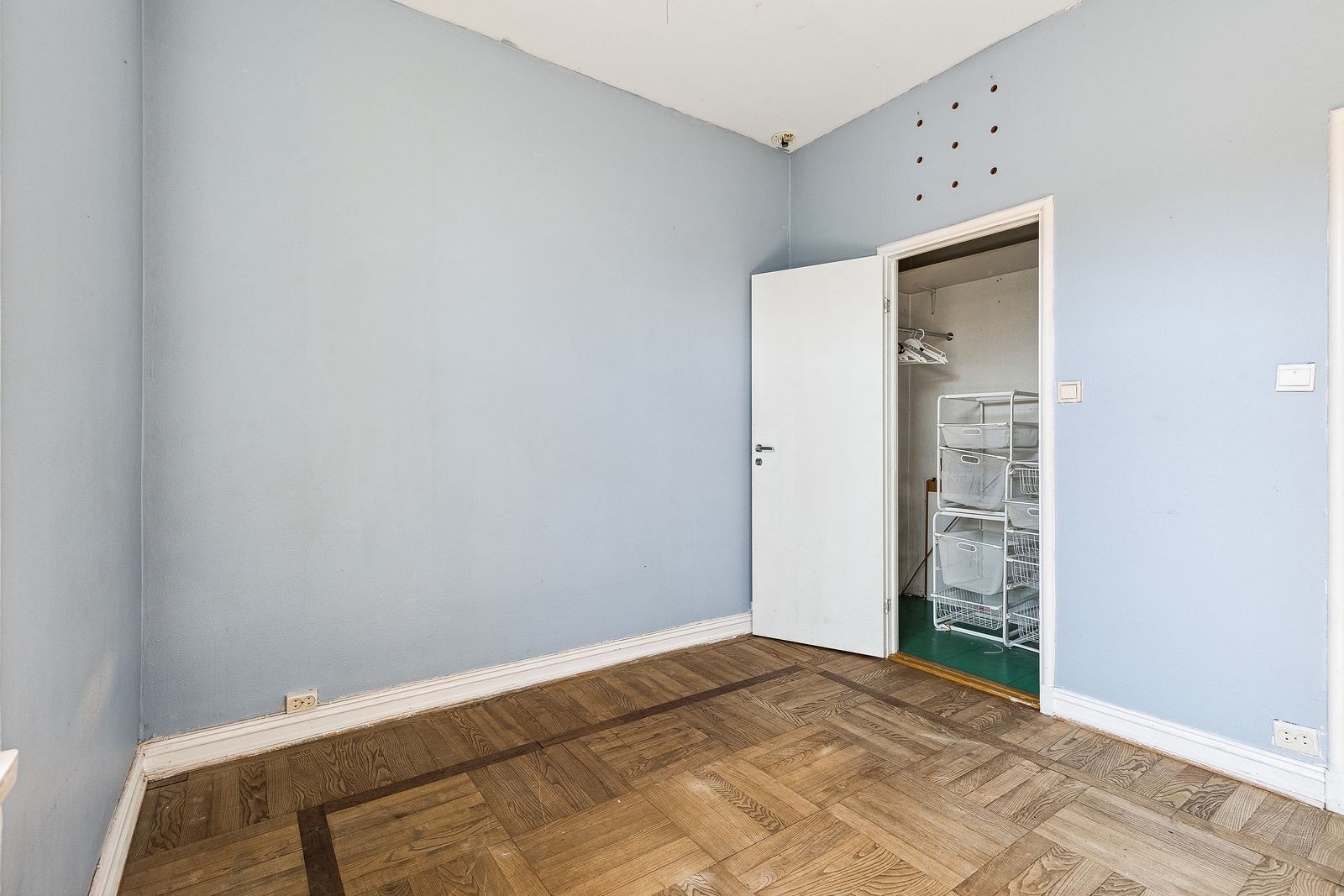 Soverom 1 av god størrelse med eget "walk in closet". Galleribilde